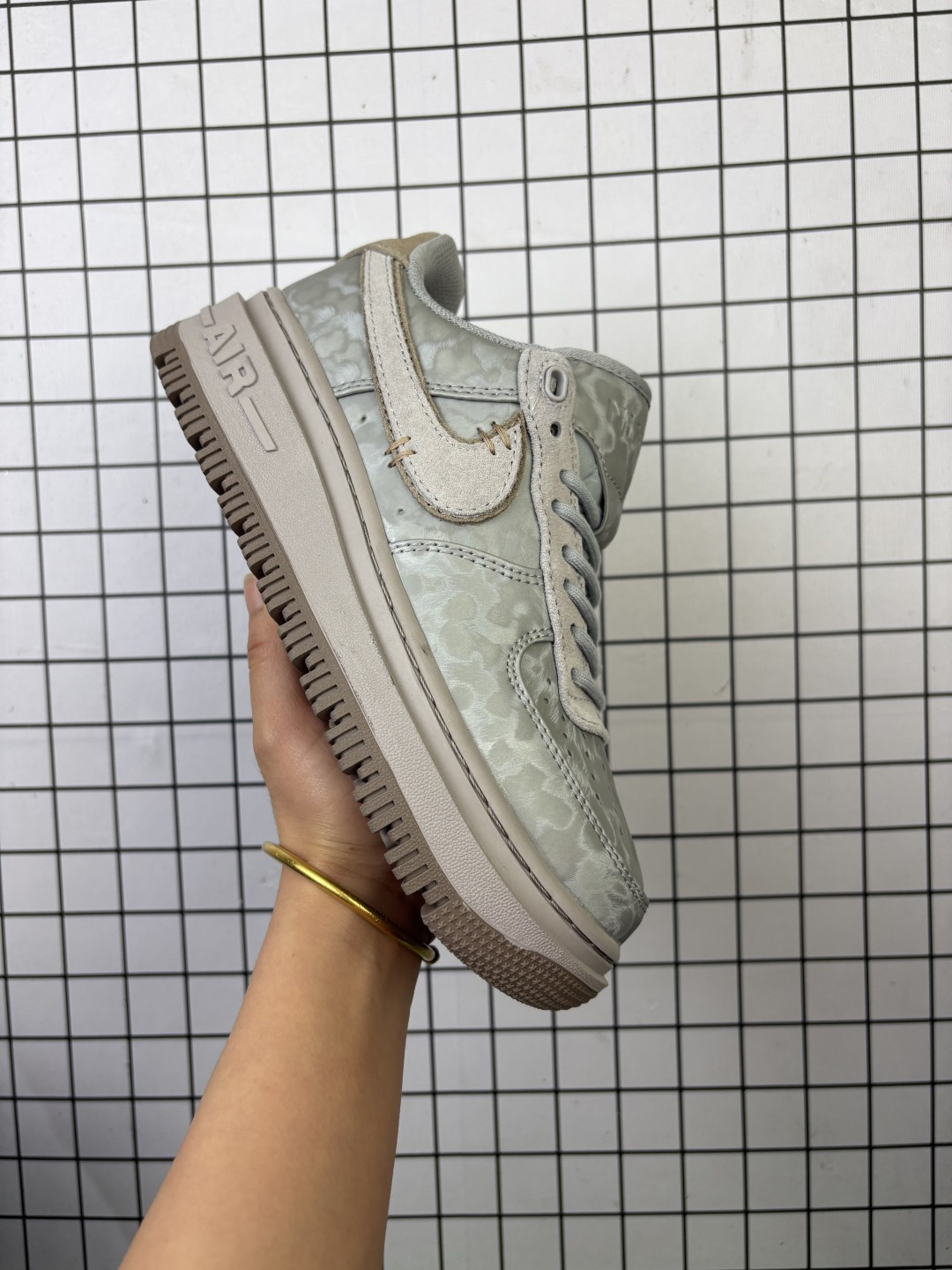 空军一号Nike Air Force 1 GTX Boot 防溅水板鞋防水机能空军一号篮球鞋 厚底增高魔术贴 低帮运动板鞋,Nike 为此将经典鞋款 Air Force 1 注入 GTX 防水科技,打造驾驭全天候的百搭新品!整体采用皮革搭配 GORE-TEX 防水尼龙构建.NikeAirForce1GTX在原版籃球鞋設計上,為你我熟悉的經典增添一抹新意:俐落的皮革材質、沉稳的色彩,搭配恰到好處,讓你大放異彩. 货号:DB4109 001 编码:704