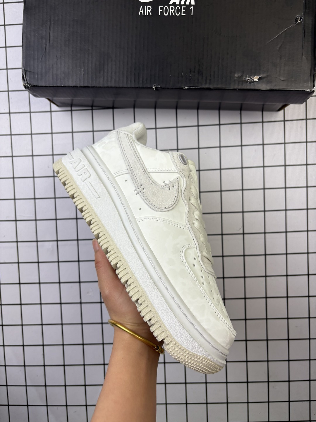 空军一号Nike Air Force 1 GTX Boot 防溅水板鞋防水机能空军一号篮球鞋 厚底增高魔术贴 低帮运动板鞋,Nike 为此将经典鞋款 Air Force 1 注入 GTX 防水科技,打造驾驭全天候的百搭新品!整体采用皮革搭配 GORE-TEX 防水尼龙构建.NikeAirForce1GTX在原版籃球鞋設計上,為你我熟悉的經典增添一抹新意:俐落的皮革材質、沉稳的色彩,搭配恰到好處,讓你大放異彩. 货号:DB4109 001 编码:704