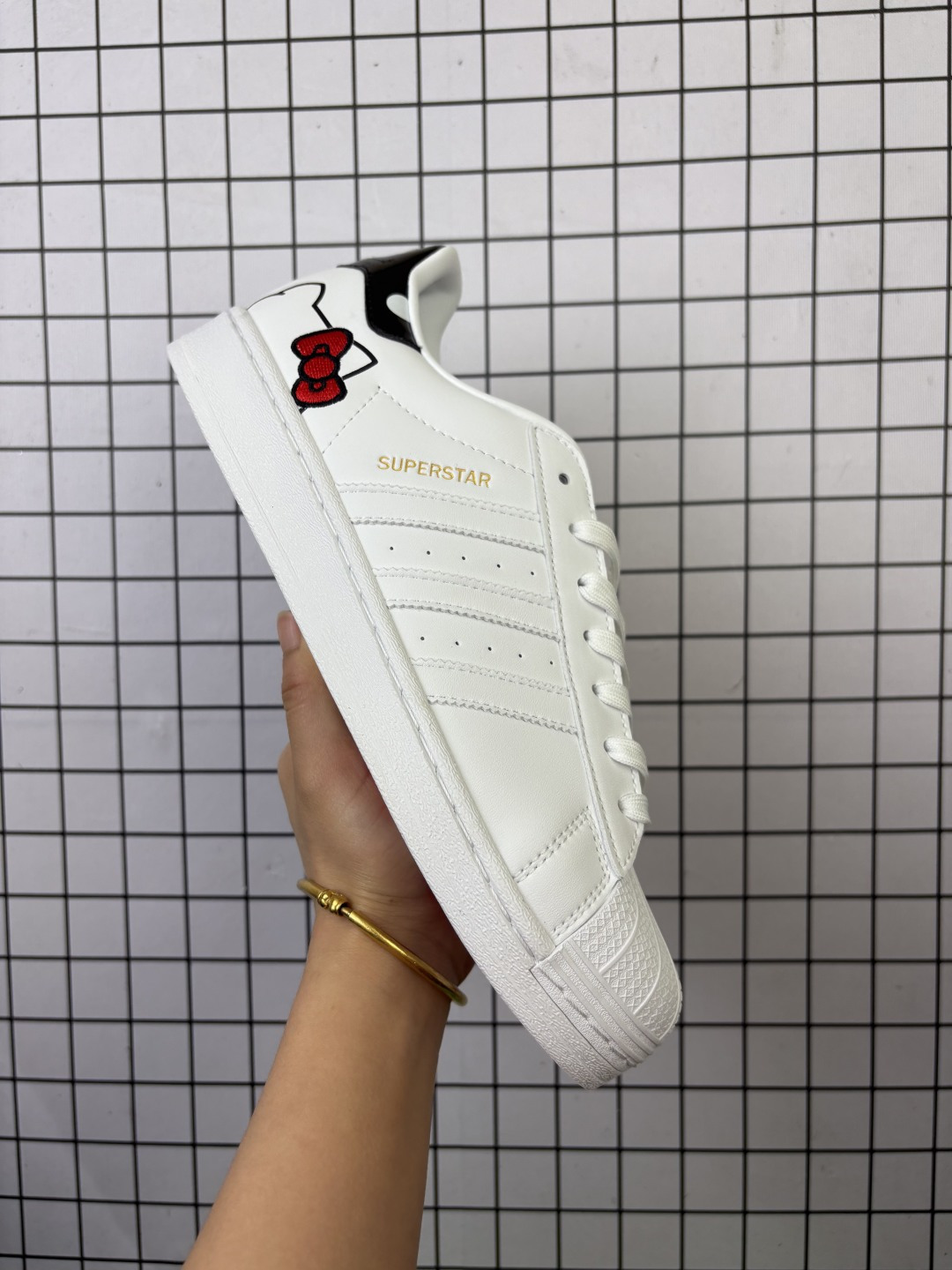 💰100 
  ✅Adidas三叶草女鞋Hello Kitty 联名轻便贝壳头运动休闲板鞋 货号：GW7168 
35-44
编码103