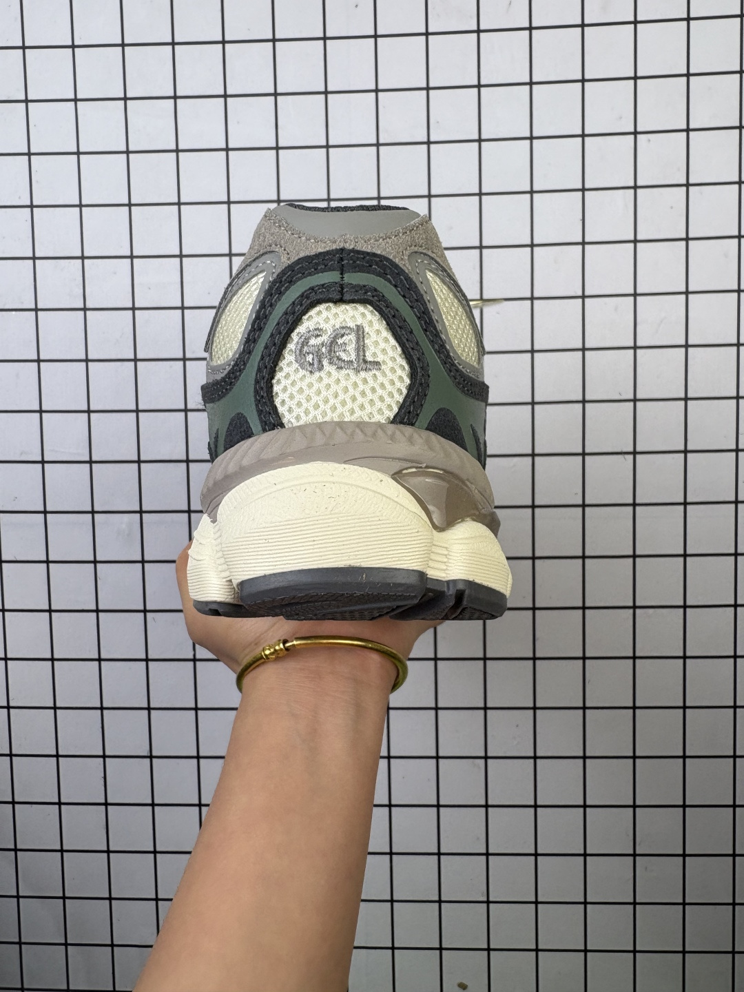 💰120
Asics/亚瑟士 男女鞋真标半码制,升级原楦原纸版开发,采用翻毛皮组合网眼布鞋面材质,后跟和前掌嵌入GEL胶缓震,轻质发泡材料组合耐磨橡胶外底❗️又一双「鞋圈黑马」,日本专业跑鞋品牌-亚瑟士/Asics Gel-NYC 系列低帮复古休闲运动慢跑鞋
类型:男女鞋
码数:36 37 38 39 39.5 40.5 41.5 42 42.5 43.5 44 45
编码688