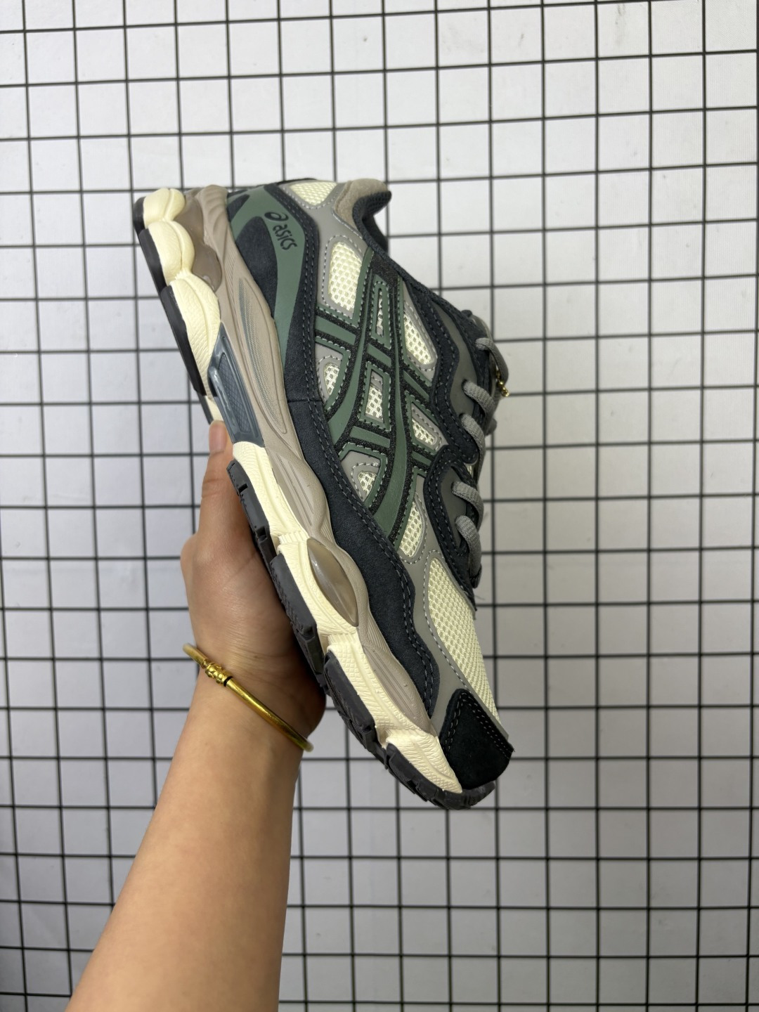 💰120
Asics/亚瑟士 男女鞋真标半码制，升级原楦原纸版开发，采用翻毛皮组合网眼布鞋面材质，后跟和前掌嵌入GEL胶缓震,轻质发泡材料组合耐磨橡胶外底❗️又一双「鞋圈黑马」,日本专业跑鞋品牌-亚瑟士/Asics Gel-NYC 系列低帮复古休闲运动慢跑鞋 

类型：男女鞋
码数：36 37 38 39 39.5 40.5 41.5 42 42.5 43.5 44 45
编码688