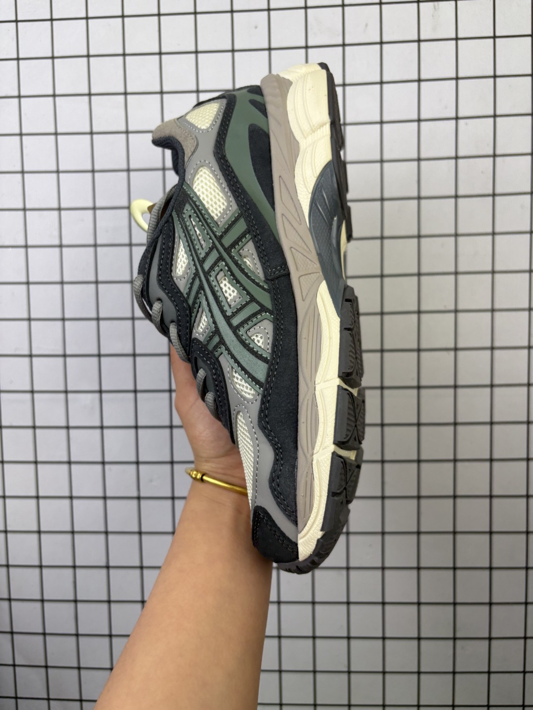 💰120
Asics/亚瑟士 男女鞋真标半码制,升级原楦原纸版开发,采用翻毛皮组合网眼布鞋面材质,后跟和前掌嵌入GEL胶缓震,轻质发泡材料组合耐磨橡胶外底❗️又一双「鞋圈黑马」,日本专业跑鞋品牌-亚瑟士/Asics Gel-NYC 系列低帮复古休闲运动慢跑鞋
类型:男女鞋
码数:36 37 38 39 39.5 40.5 41.5 42 42.5 43.5 44 45
编码688