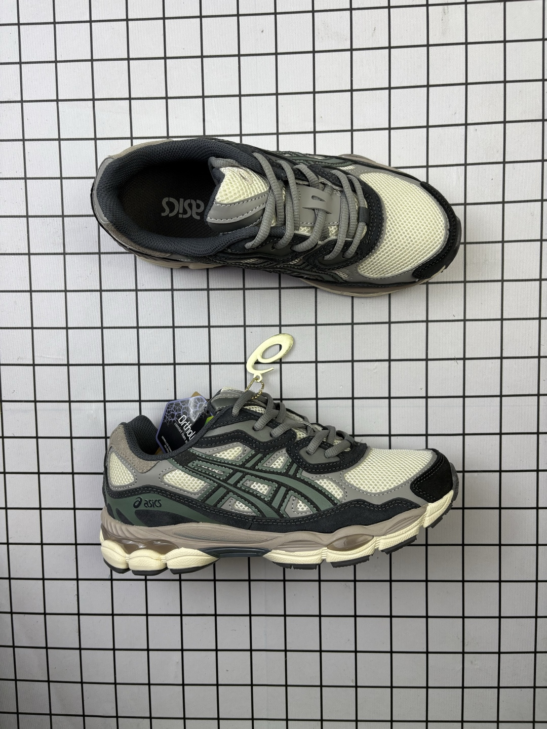 💰120
Asics/亚瑟士 男女鞋真标半码制,升级原楦原纸版开发,采用翻毛皮组合网眼布鞋面材质,后跟和前掌嵌入GEL胶缓震,轻质发泡材料组合耐磨橡胶外底❗️又一双「鞋圈黑马」,日本专业跑鞋品牌-亚瑟士/Asics Gel-NYC 系列低帮复古休闲运动慢跑鞋
类型:男女鞋
码数:36 37 38 39 39.5 40.5 41.5 42 42.5 43.5 44 45
编码688