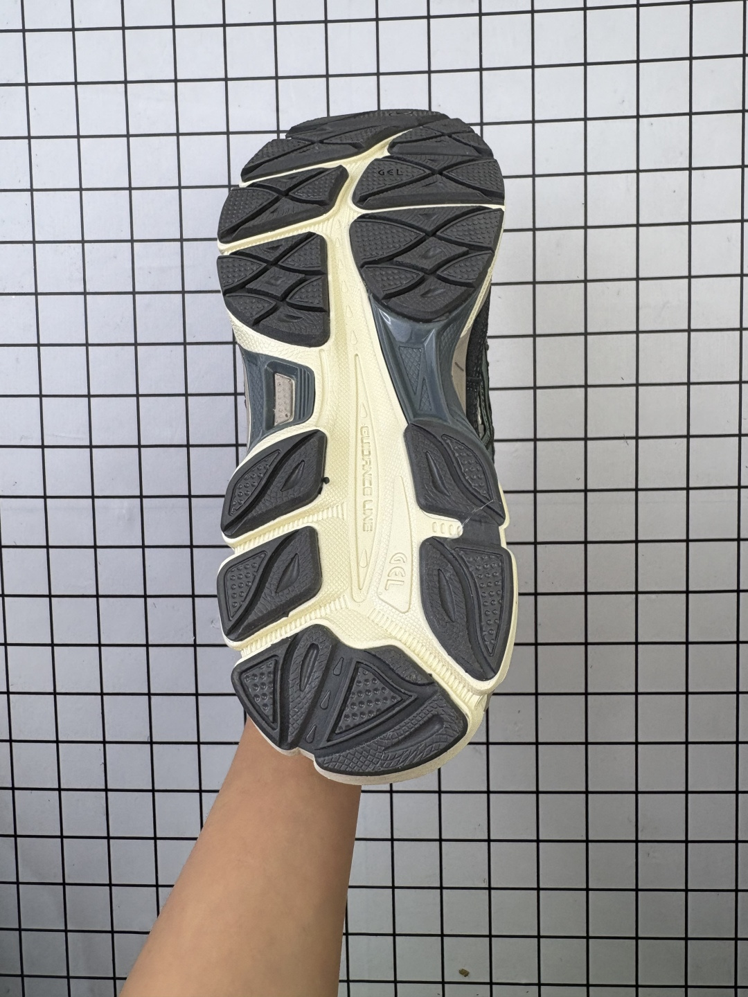 💰120
Asics/亚瑟士 男女鞋真标半码制,升级原楦原纸版开发,采用翻毛皮组合网眼布鞋面材质,后跟和前掌嵌入GEL胶缓震,轻质发泡材料组合耐磨橡胶外底❗️又一双「鞋圈黑马」,日本专业跑鞋品牌-亚瑟士/Asics Gel-NYC 系列低帮复古休闲运动慢跑鞋
类型:男女鞋
码数:36 37 38 39 39.5 40.5 41.5 42 42.5 43.5 44 45
编码688