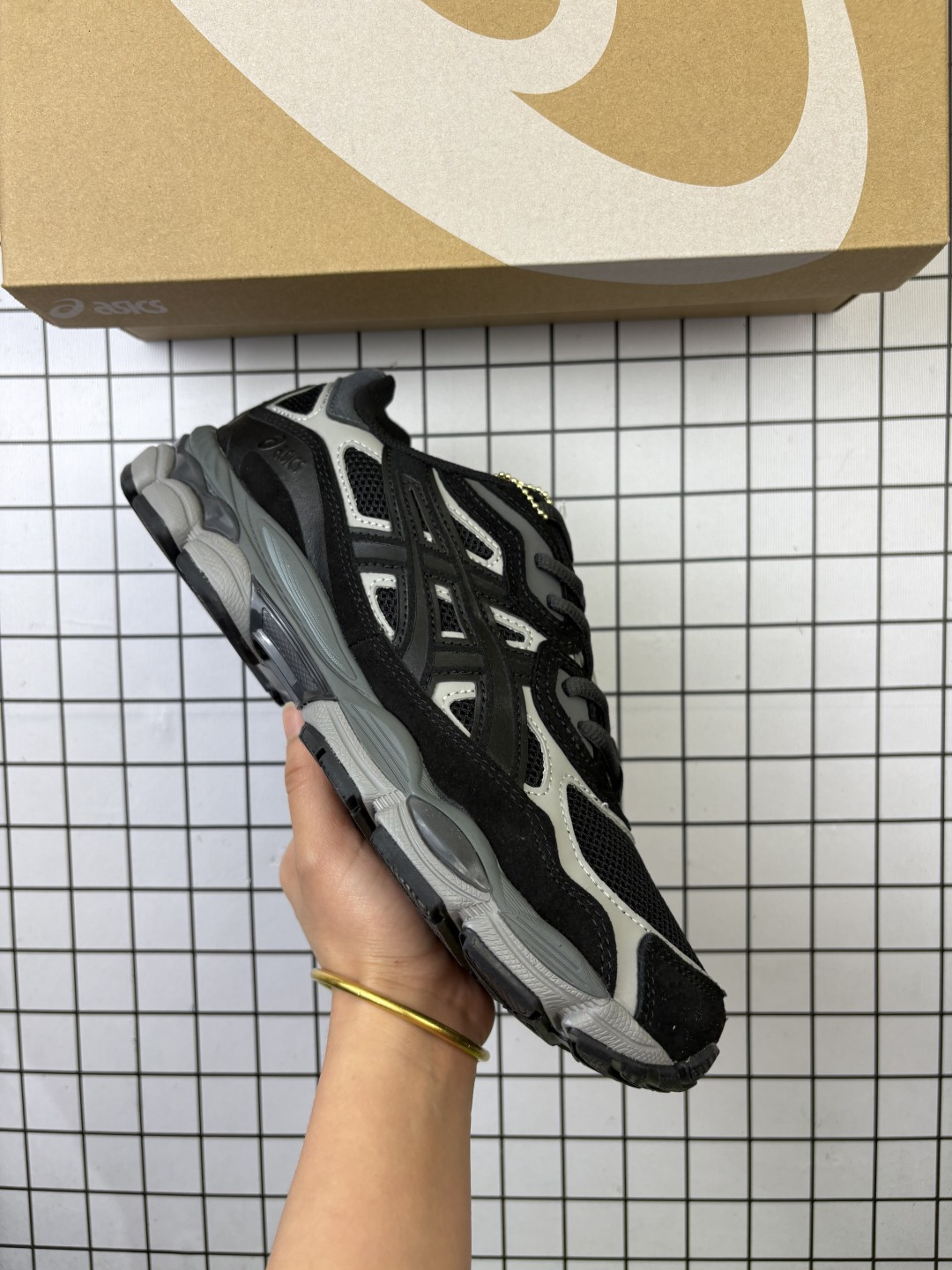 🈴💰120
Asics/亚瑟士 男女鞋真标半码制，升级原楦原纸版开发，采用翻毛皮组合网眼布鞋面材质，后跟和前掌嵌入GEL胶缓震,轻质发泡材料组合耐磨橡胶外底❗️又一双「鞋圈黑马」,日本专业跑鞋品牌-亚瑟士/Asics Gel-NYC 系列低帮复古休闲运动慢跑鞋 

类型：男女鞋
码数：36 37 38 39 39.5 40.5 41.5 42 42.5 43.5 44 45
编码688