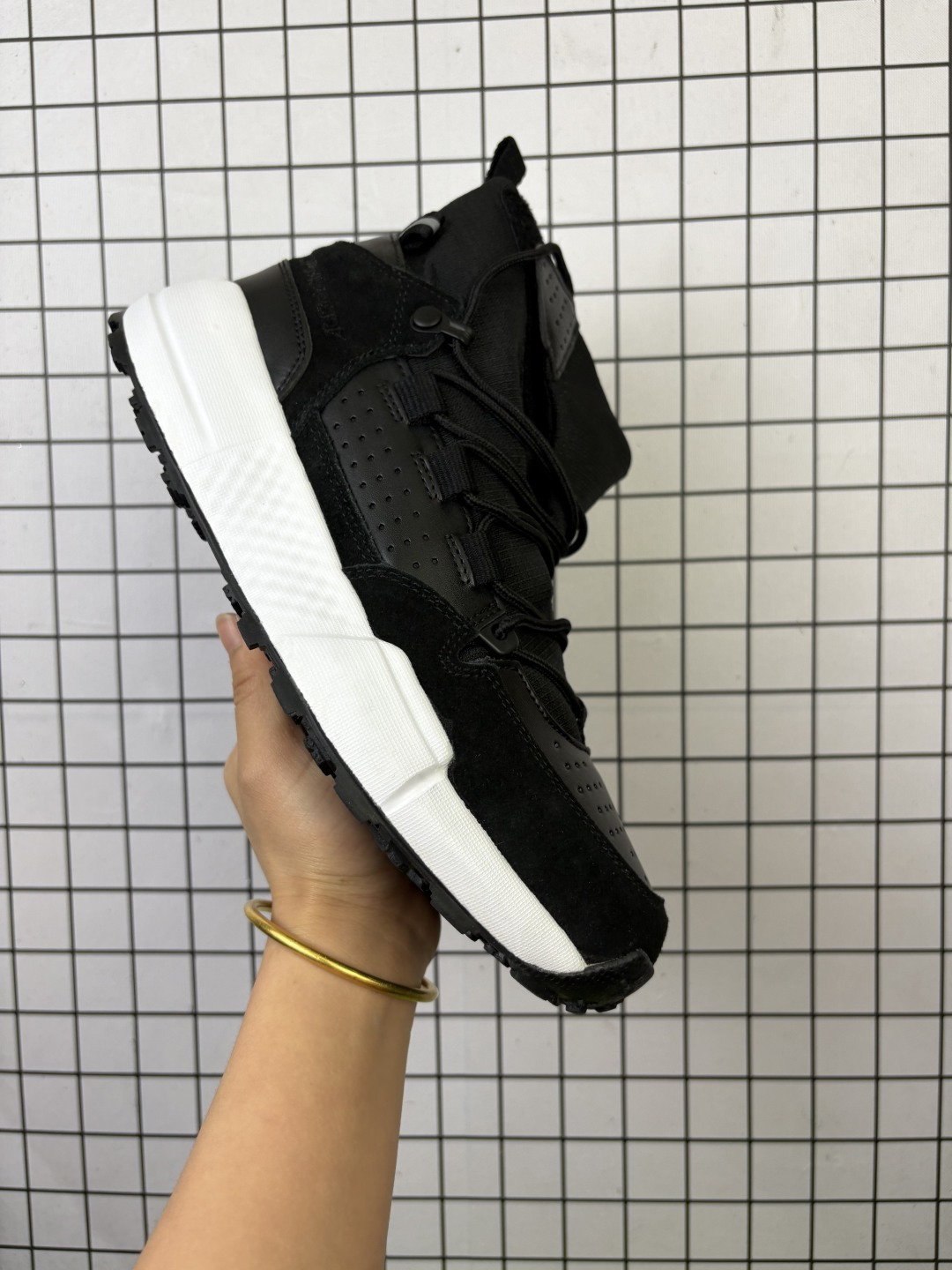 🈴💰150
公司级✅Under Armour UA Loadout Trek 安德玛 保暖防滑 户外越野防水功能鞋
鞋款利用机能 户外 复古元素将都市型格与户外机能无缝结合 既能自由穿梭于城市的钢筋水泥之间 也能轻松演绎山系潮流搭配 全粒面皮革结合模压鞋口 提升持久耐穿度 直至鞋头的鞋带设计 舒适灵活的调节
货号:3027681-200笑
尺码:40-45
编码688