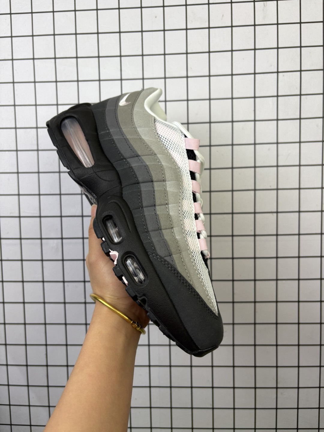 💰230
公司级✅NIKE AIR MAX 95 SP 耐克 气垫复古慢跑百搭鞋休闲运动鞋
这双鞋采用前脚掌开窗式气垫 这种设计在当时是前所未有的 鞋带孔的设计灵感来自人体肋骨 而鞋底支撑片则模仿了人体脊柱 甚至每个气垫的气压都有详细的标记 这种设计即使在今天看来 依然充满了科技感
货号:HJ5996-001
尺码:36 36.5 37.5 38 38.5 39 40 40.5 41 42 42.5 43 44 45 46 47
编码:757