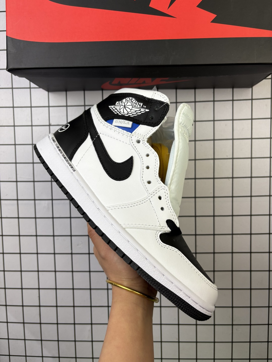 🈴💰200
耐克Nike Air Jordan 1 Retro High OG”Black/White“AJ1代迈克尔·乔丹高帮经典复古百搭休闲文化运动篮球鞋
货号:555088-063
尺码:36~47半
编码旭