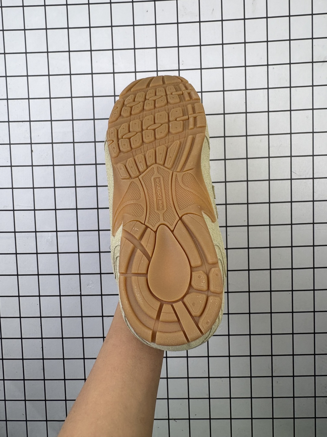 💰130
MiuMiu x New Balance 530 SL系列NB新百伦低帮经典复古休闲运动慢跑鞋
美拉德配色打造全新跨界合作 意大利奢侈品牌
该运动鞋采用解构和轻盈的设计
带点彷旧日的布料包覆着 New Balance 530的轮廓 刻意磨损 不均匀的皮革色调
让波鞋多了不同的个性 这款联名鞋款配有双鞋带设计 营造出随性系起的感觉
尺码:36~45半
编码553
货号:miu miu