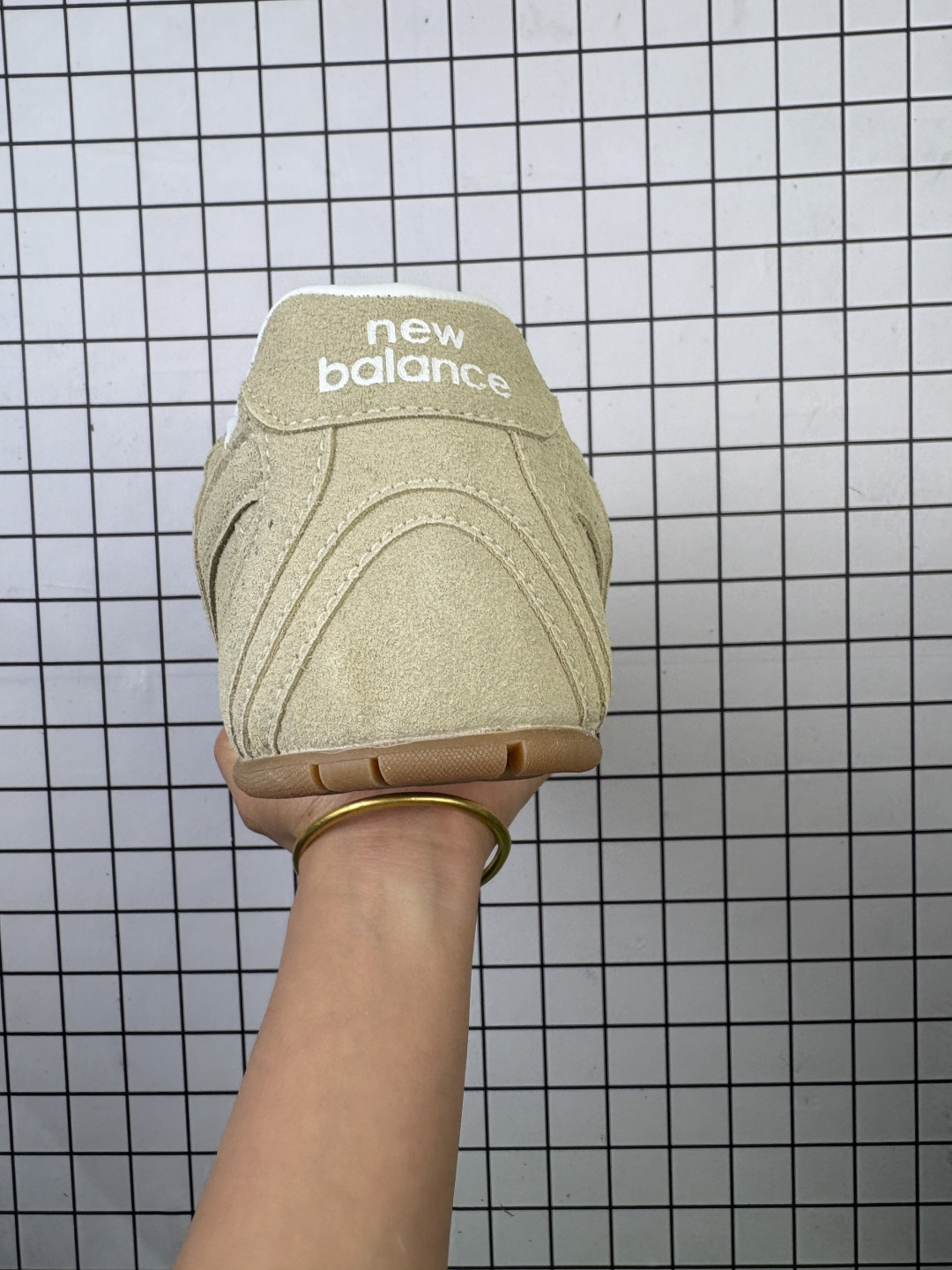 💰130
MiuMiu x New Balance 530 SL系列NB新百伦低帮经典复古休闲运动慢跑鞋
美拉德配色打造全新跨界合作 意大利奢侈品牌
该运动鞋采用解构和轻盈的设计
带点彷旧日的布料包覆着 New Balance 530的轮廓 刻意磨损 不均匀的皮革色调
让波鞋多了不同的个性 这款联名鞋款配有双鞋带设计 营造出随性系起的感觉
尺码:36~45半
编码553
货号:miu miu