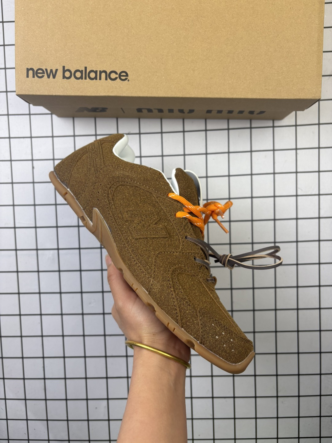 🈴💰130 MiuMiu x New Balance 530 SL系列NB新百伦低帮经典复古休闲运动慢跑鞋 美拉德配色打造全新跨界合作 意大利奢侈品牌 该运动鞋采用解构和轻盈的设计 带点彷旧日的布料包覆着 New Balance 530的轮廓 刻意磨损 不均匀的皮革色调 让波鞋多了不同的个性 这款联名鞋款配有双鞋带设计 营造出随性系起的感觉 尺码:36～45半 编码553 货号：miu miu