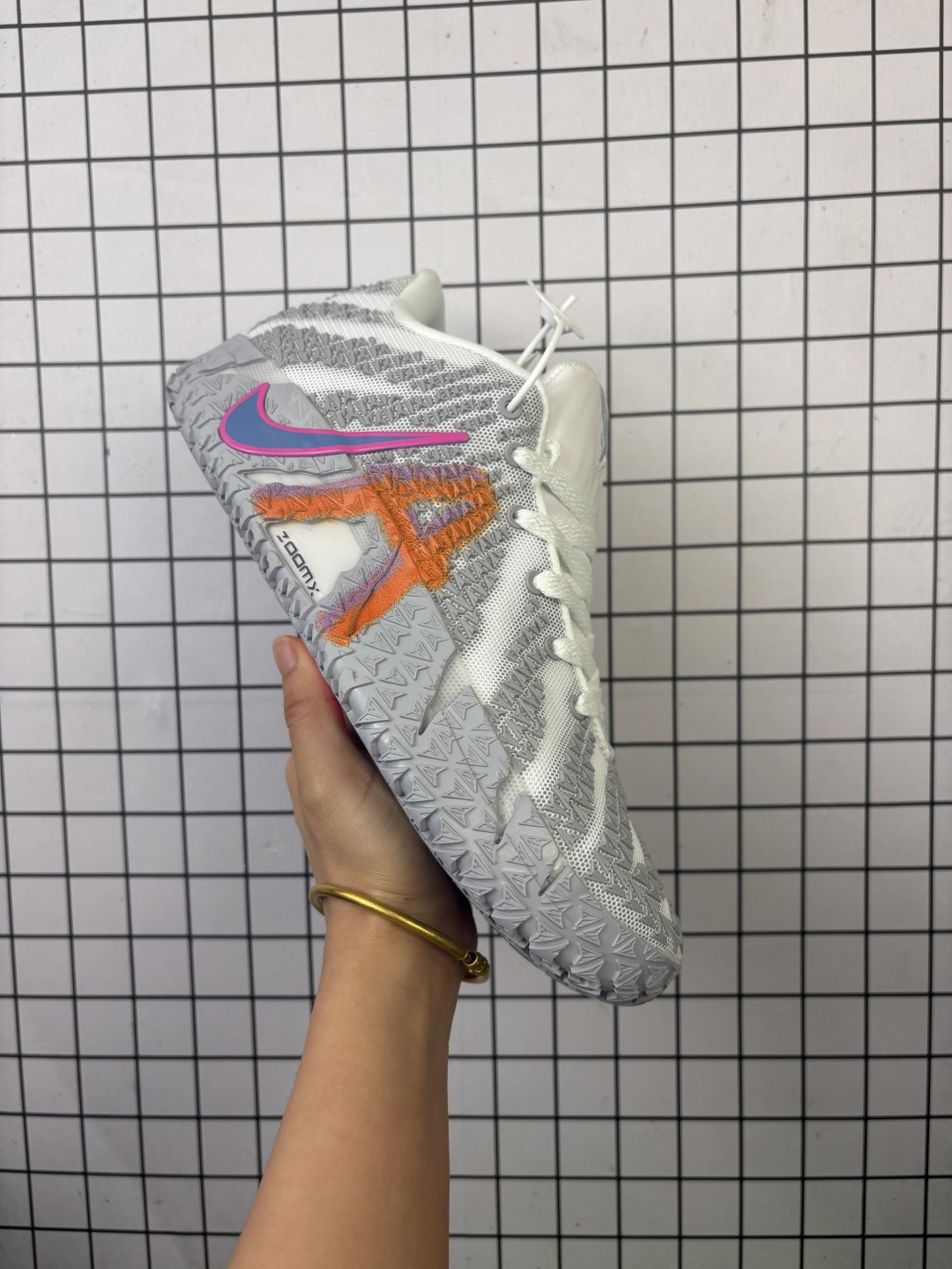 💰170
【新品🔥公司级】耐克Ja 3球鞋:莫兰特 3代 篮球鞋 Nike Ja 3 绝妙演绎贾·莫兰特无畏大胆的狂野球风。JA3外观较前两代有显著变化, Nike Ja 3 以全新外观延续贾·莫兰特的签名球鞋系列,既能提升其比赛表现,又助力下一代球员秀出风格和实力。Ja 3 的设计旨在展现莫兰特大胆且充满活力的设计风格,将其亲力亲为的创意融入鞋型设计中,彰显了他对球鞋文化持续不断的贡献。
鞋款基于莫兰特前两代签名鞋的“抓痕”设计,增添了灵感源于其招牌动作“变向误导”的全新外底纹路,并配置全掌 ZoomX 泡绵中底,为其标志性的爆发力提供回弹响应与舒适感。新鞋型基于莫兰特前两代签名鞋的“抓痕”设计,通过轻质网眼鞋面上特别设计的透气孔,为莫兰特和所有球员在比赛越加激烈时提供出色透气性。鞋面无缝过渡到半透明橡胶杯状鞋底,让人得以窥见创新中底:全掌 ZoomX 泡绵叠加在 ZoomX 碎料之上,为莫兰特标志性的爆发力提供回弹响应与舒适感。#满分鞋子送满分学子 #zoom气垫缓震篮球鞋#Nike #莫兰特 #莫兰特3代篮球鞋
货号: HF2793
尺码: 39-46含半码
编码: 117