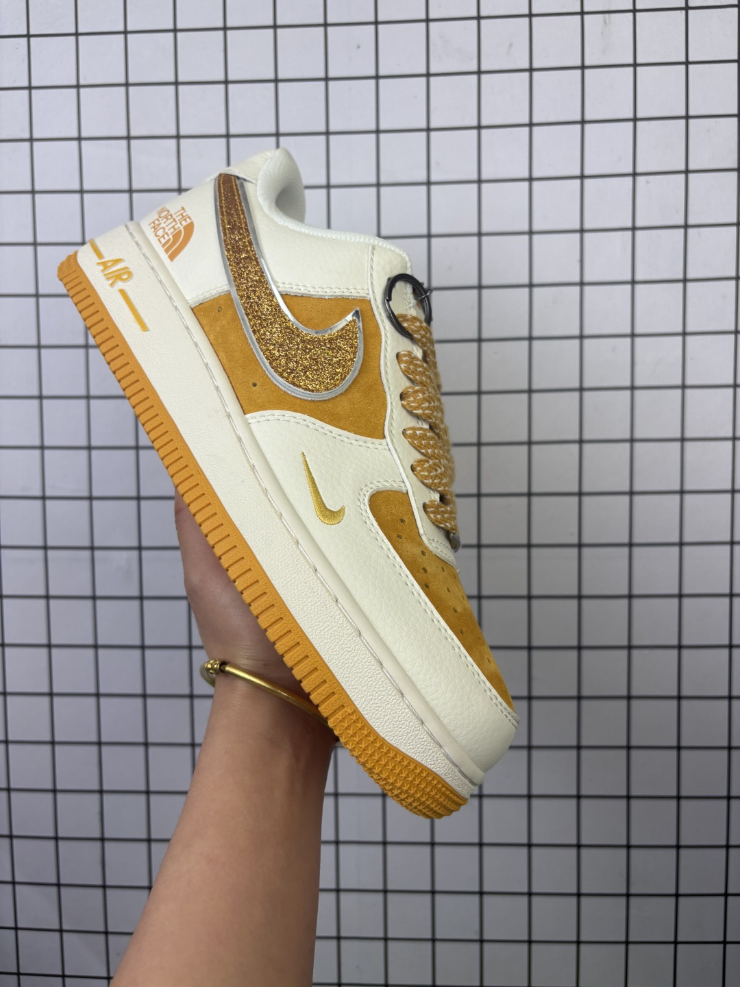 💰150
公司级✅NIKE AIR FORCE 1‘07 LV8
原楦头原纸板 打造纯正低帮空军版型
专注外贸渠道 全掌内置蜂窝气垫 
原盒配件 原厂中底钢印、拉帮完美 
官方货号:QY6818-539
Size:36 36.5 37.5 38 38.5 39 40
编码577