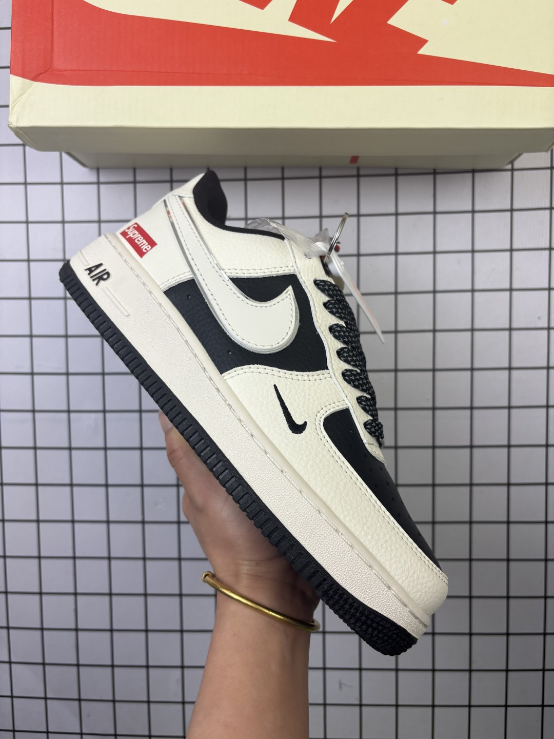 🈴💰150
公司级✅NIKE AIR FORCE 1‘07 LV8
原楦头原纸板 打造纯正低帮空军版型
专注外贸渠道 全掌内置蜂窝气垫 
原盒配件 原厂中底钢印、拉帮完美 
官方货号:QY6818-530
Size:36 36.5 37.5 38 38.5 39 40 40.5 41 42 42.5 43 44 45
编码头H