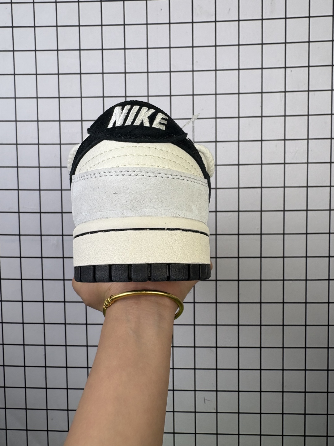 💰170
NIKE DUNK SB LOW 全新配色 off white联名
定制Dunk SB顾名思义,具有经典的Dunk血缘,又注入了更多的时尚元素。相较于普通的Dunk滑板鞋,改良版的Dunk SB加厚了鞋舌的填充,使舒适性大大提升,同时也更方便穿脱;中底部分则加入了脚感柔软舒适Zoom Air气垫,有效吸收滑板等极限运动在落地时带来的冲击力,为街头运动者们提供更好的保护
货号:YX5066 225
尺码:36 36.5 37.5 38 38.5 39 40 40.5 41 42 42.5 43 44 45
编码577