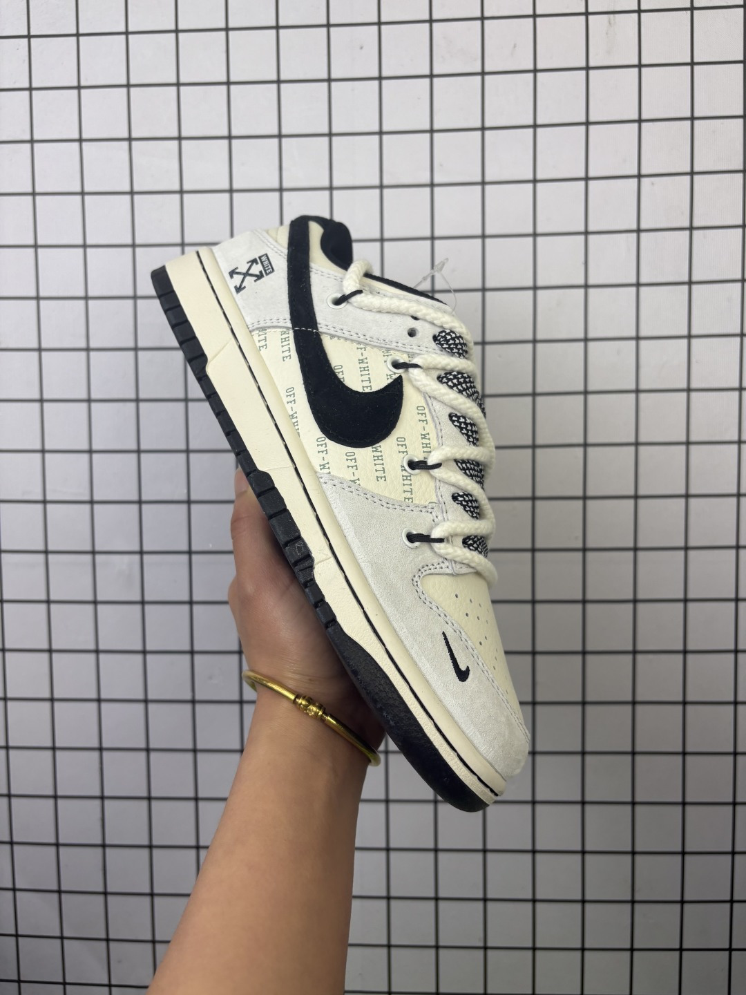 💰170
NIKE DUNK SB LOW 全新配色 off white联名
定制Dunk SB顾名思义,具有经典的Dunk血缘,又注入了更多的时尚元素。相较于普通的Dunk滑板鞋,改良版的Dunk SB加厚了鞋舌的填充,使舒适性大大提升,同时也更方便穿脱;中底部分则加入了脚感柔软舒适Zoom Air气垫,有效吸收滑板等极限运动在落地时带来的冲击力,为街头运动者们提供更好的保护
货号:YX5066 225
尺码:36 36.5 37.5 38 38.5 39 40 40.5 41 42 42.5 43 44 45
编码577