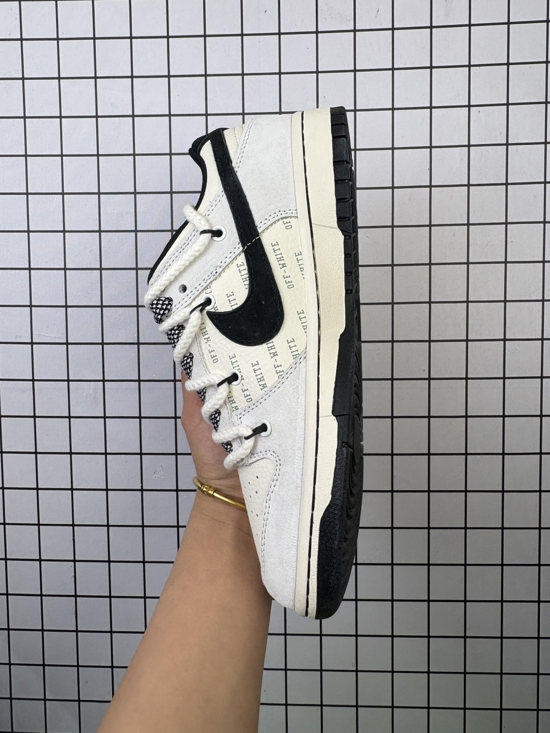 💰170
NIKE DUNK SB LOW 全新配色 off white联名
定制Dunk SB顾名思义,具有经典的Dunk血缘,又注入了更多的时尚元素。相较于普通的Dunk滑板鞋,改良版的Dunk SB加厚了鞋舌的填充,使舒适性大大提升,同时也更方便穿脱;中底部分则加入了脚感柔软舒适Zoom Air气垫,有效吸收滑板等极限运动在落地时带来的冲击力,为街头运动者们提供更好的保护
货号:YX5066 225
尺码:36 36.5 37.5 38 38.5 39 40 40.5 41 42 42.5 43 44 45
编码577