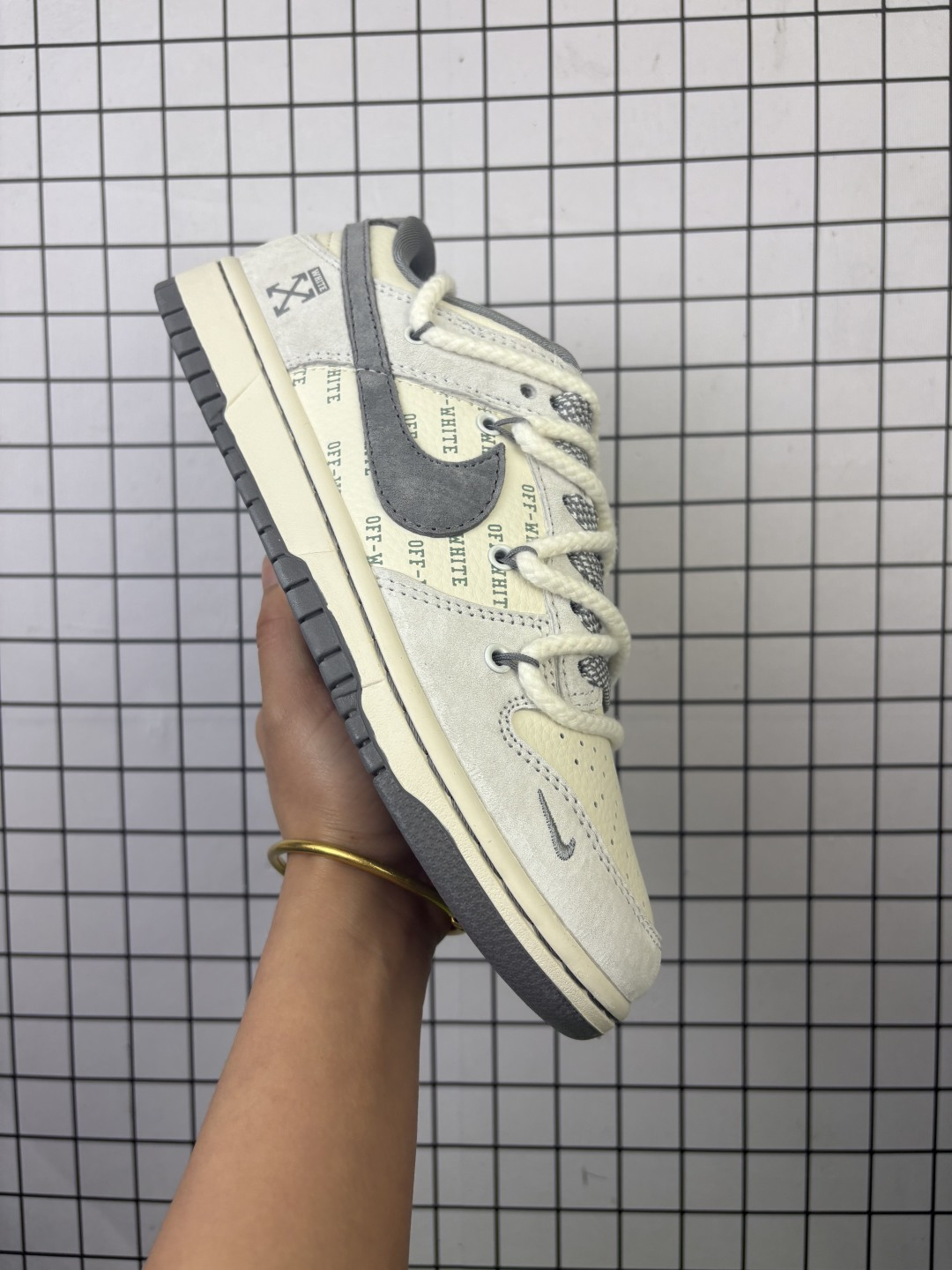 💰170
NIKE DUNK SB LOW 全新配色 off white联名
定制Dunk SB顾名思义,具有经典的Dunk血缘,又注入了更多的时尚元素。相较于普通的Dunk滑板鞋,改良版的Dunk SB加厚了鞋舌的填充,使舒适性大大提升,同时也更方便穿脱;中底部分则加入了脚感柔软舒适Zoom Air气垫,有效吸收滑板等极限运动在落地时带来的冲击力,为街头运动者们提供更好的保护
货号:YX5066 225
尺码:36 36.5 37.5 38 38.5 39 40 40.5 41 42 42.5 43 44 45
编码577