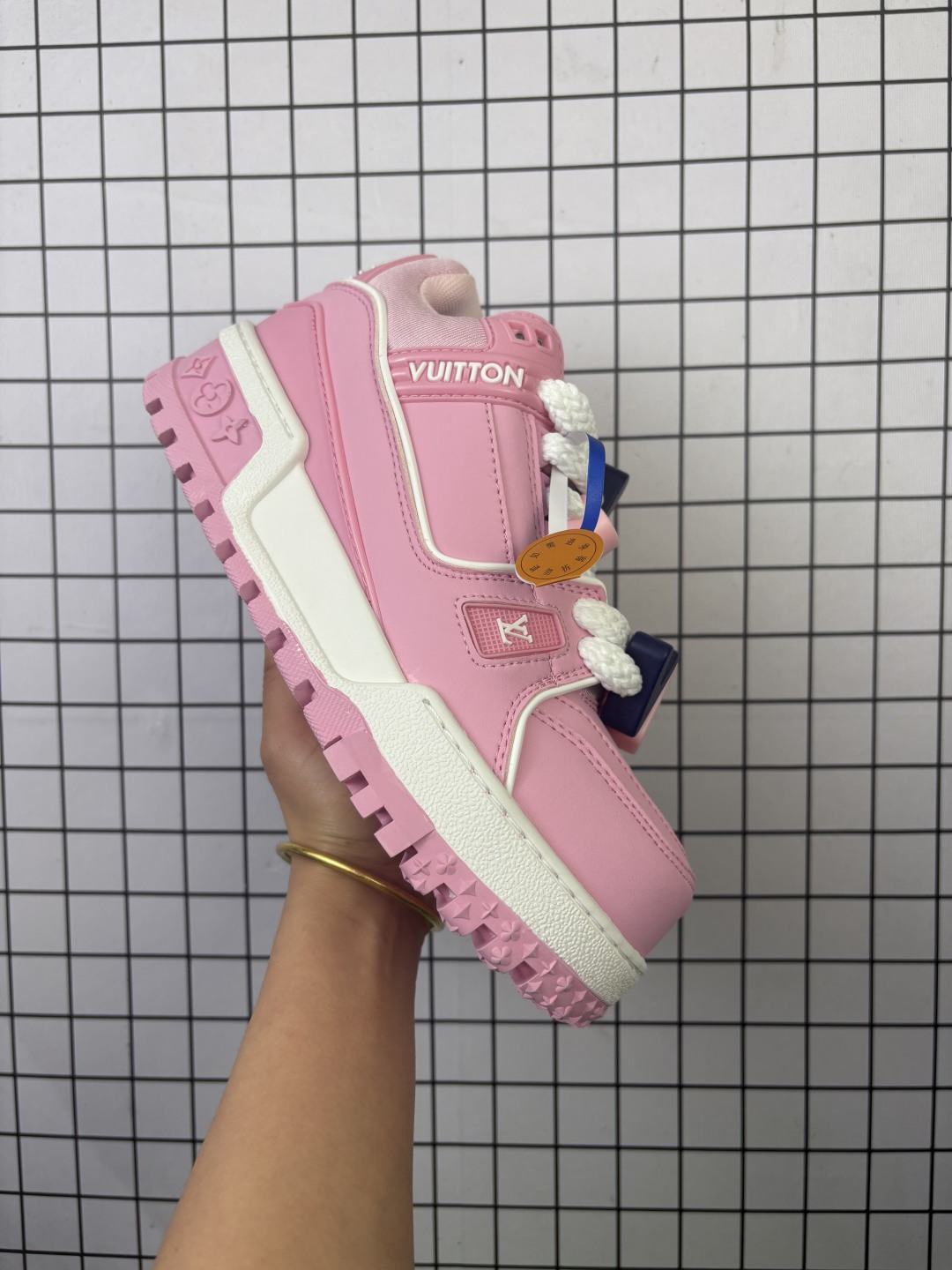 💰150
Louis Vuitton/路易威登 小胖丁 男女鞋广东原产，升级厚实抽屉礼品鞋盒及包装说明书防尘布袋物件，采用细柔小牛皮革鞋面材质，鞋垫嵌入加厚软感EVA物料，后跟耐弯折滴塑支撑片，全新开发TPU光泽组合隔色鞋底❗这双“变胖”了的Trainer好受瞩目「又大又圆」,全新LV路易威登Louis Vuitton Trainer Maxi Low Leather Sneaker 面包版马克西系列低帮休闲运动文化百搭篮球板鞋
编码577
36-41