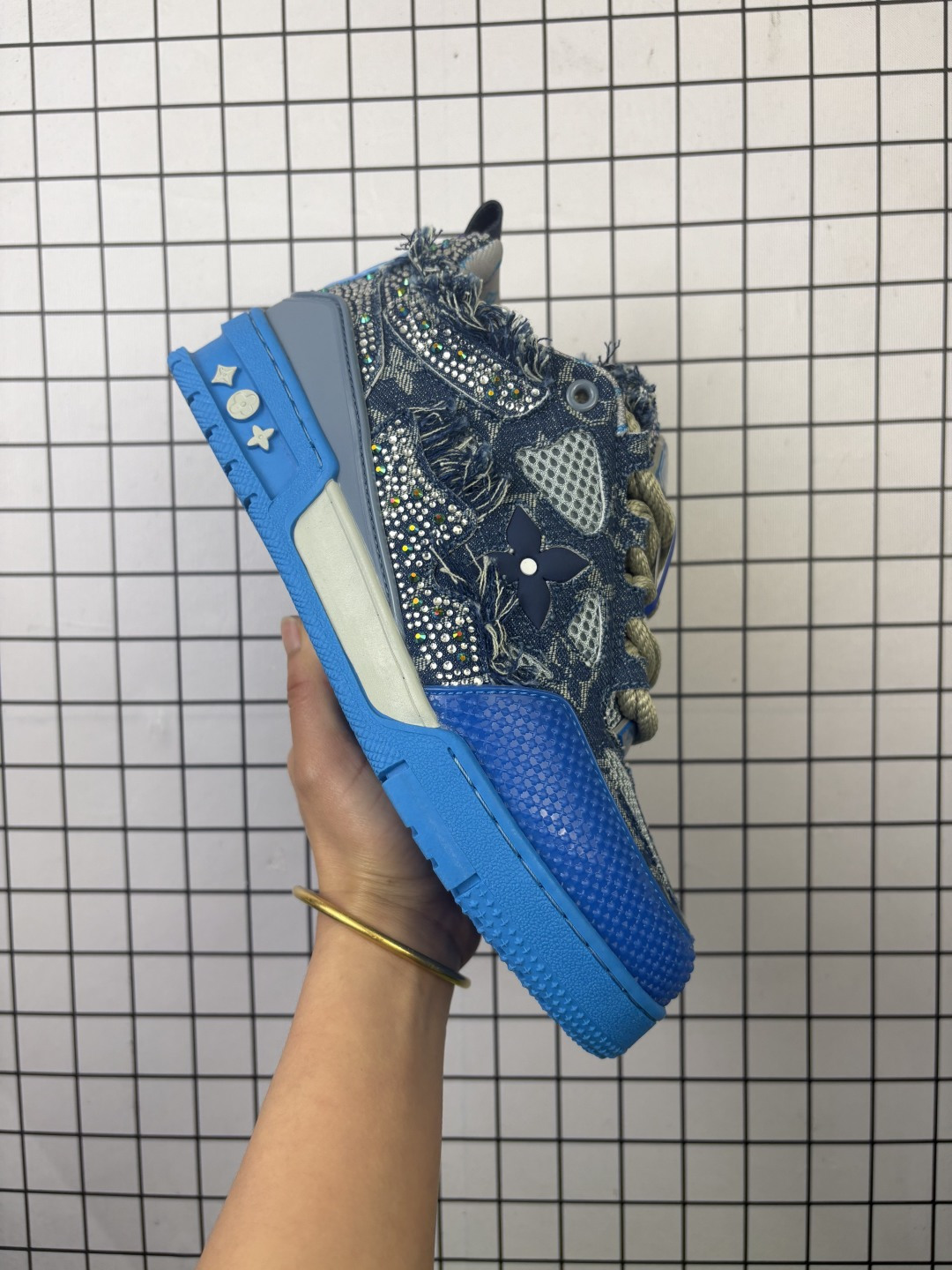 💰200
Louis Vuitton/路易威登 男女鞋配置厚实抽屉礼品鞋盒，采用荔枝纹纤维革组合粒面牛剖革鞋面材质，鞋垫嵌入软脚感EVA物料，外置TPR光泽隔色鞋底❗法国巴黎百年奢侈品牌LV路易威登Louis Vuitton Trainer Sneaker Low 运动系列低帮复古百搭休闲运动文化篮球板鞋“ 

类型：男女鞋
码数：36 37 38 39 40 41 42 43 44 45 46
编码：小X