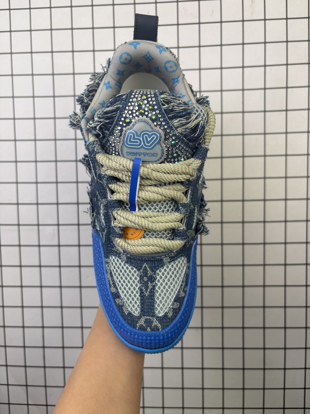 💰200
Louis Vuitton/路易威登 男女鞋配置厚实抽屉礼品鞋盒，采用荔枝纹纤维革组合粒面牛剖革鞋面材质，鞋垫嵌入软脚感EVA物料，外置TPR光泽隔色鞋底❗法国巴黎百年奢侈品牌LV路易威登Louis Vuitton Trainer Sneaker Low 运动系列低帮复古百搭休闲运动文化篮球板鞋“ 

类型：男女鞋
码数：36 37 38 39 40 41 42 43 44 45 46
编码：小X