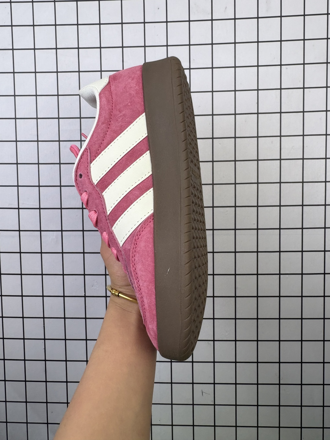 💰100
✅阿迪达斯 ADIDAS BARREDA 考拉派对 复古休闲 清新 舒适百搭 德训鞋 t字头 防滑耐磨 低帮 板鞋 男女同款运动鞋。鞋头加宽设计提升了穿着舒适度,长时间步行不易疲劳,搭配轻量化鞋底轻量化鞋底材质,行走时能感受到良好的回弹支撑。外观设计上主打简约百搭风格,配色丰富且男女通用,适合日常通勤、轻运动等多种场景。好适合春夏穿🌊磨毛鞋面就非常有质感,脚感很好!穿起来软乎乎🍞正常尺码就好~#硬控我的百搭好鞋 #打翻春日调色盘 #超百搭复古板鞋 #最常穿的鞋 #开春好鞋推荐
货号: JQ4237
尺码: 36 36⅔ 37⅓ 38 38⅔ 39⅓ 40 40⅔
编码:230