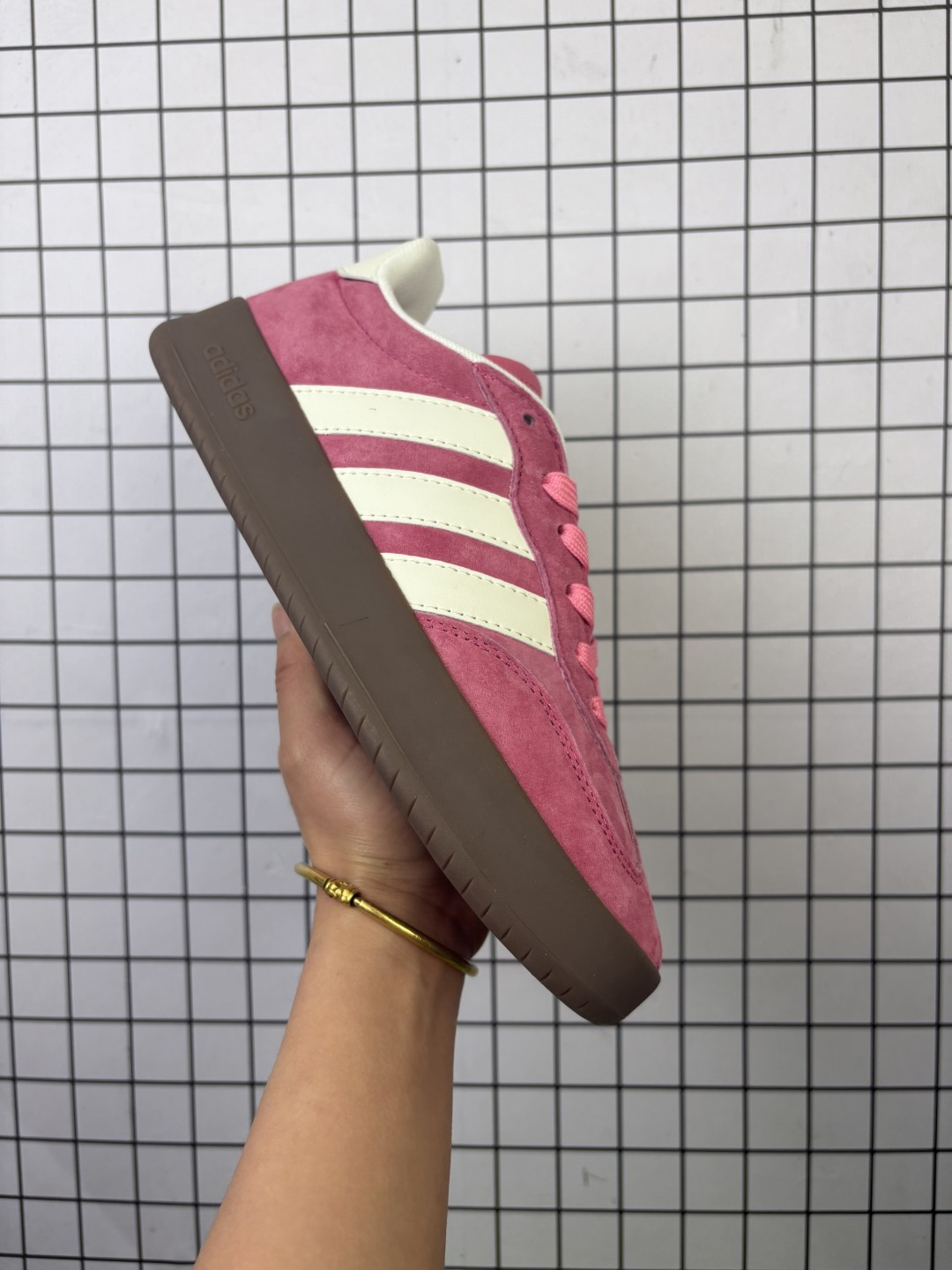 💰100
✅阿迪达斯 ADIDAS BARREDA 考拉派对 复古休闲 清新 舒适百搭 德训鞋 t字头 防滑耐磨 低帮 板鞋 男女同款运动鞋。鞋头加宽设计提升了穿着舒适度,长时间步行不易疲劳,搭配轻量化鞋底轻量化鞋底材质,行走时能感受到良好的回弹支撑。外观设计上主打简约百搭风格,配色丰富且男女通用,适合日常通勤、轻运动等多种场景。好适合春夏穿🌊磨毛鞋面就非常有质感,脚感很好!穿起来软乎乎🍞正常尺码就好~#硬控我的百搭好鞋 #打翻春日调色盘 #超百搭复古板鞋 #最常穿的鞋 #开春好鞋推荐
货号: JQ4237
尺码: 36 36⅔ 37⅓ 38 38⅔ 39⅓ 40 40⅔
编码:230