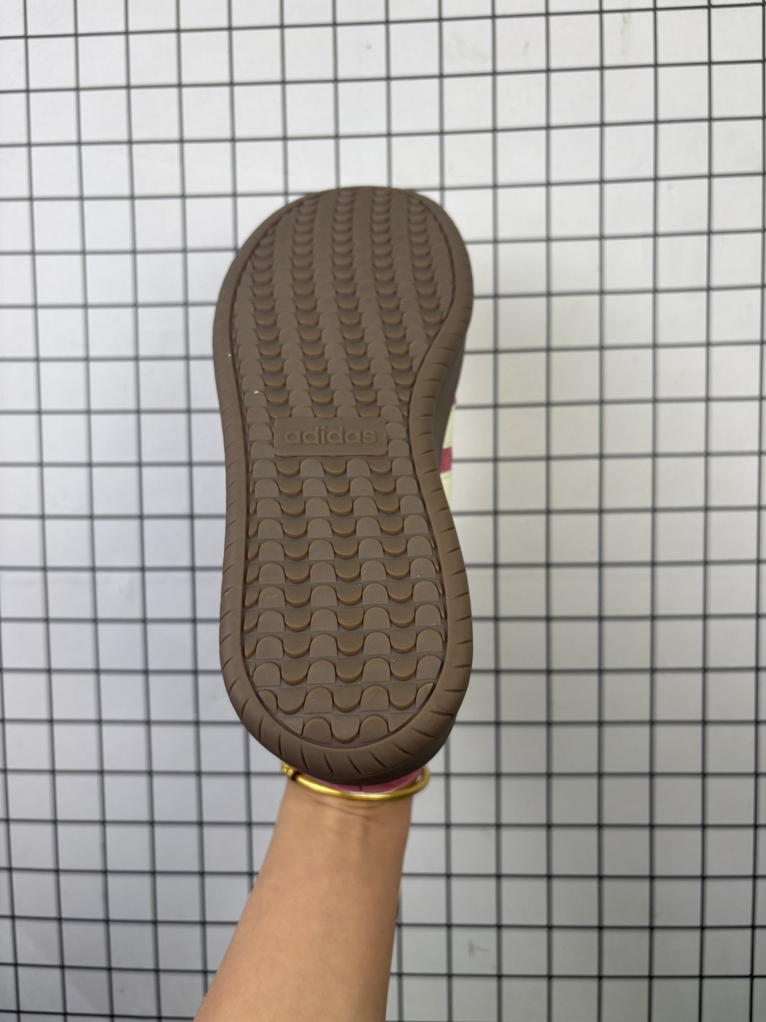 💰100
✅阿迪达斯 ADIDAS BARREDA 考拉派对 复古休闲 清新 舒适百搭 德训鞋 t字头 防滑耐磨 低帮 板鞋 男女同款运动鞋。鞋头加宽设计提升了穿着舒适度,长时间步行不易疲劳,搭配轻量化鞋底轻量化鞋底材质,行走时能感受到良好的回弹支撑。外观设计上主打简约百搭风格,配色丰富且男女通用,适合日常通勤、轻运动等多种场景。好适合春夏穿🌊磨毛鞋面就非常有质感,脚感很好!穿起来软乎乎🍞正常尺码就好~#硬控我的百搭好鞋 #打翻春日调色盘 #超百搭复古板鞋 #最常穿的鞋 #开春好鞋推荐
货号: JQ4237
尺码: 36 36⅔ 37⅓ 38 38⅔ 39⅓ 40 40⅔
编码:230