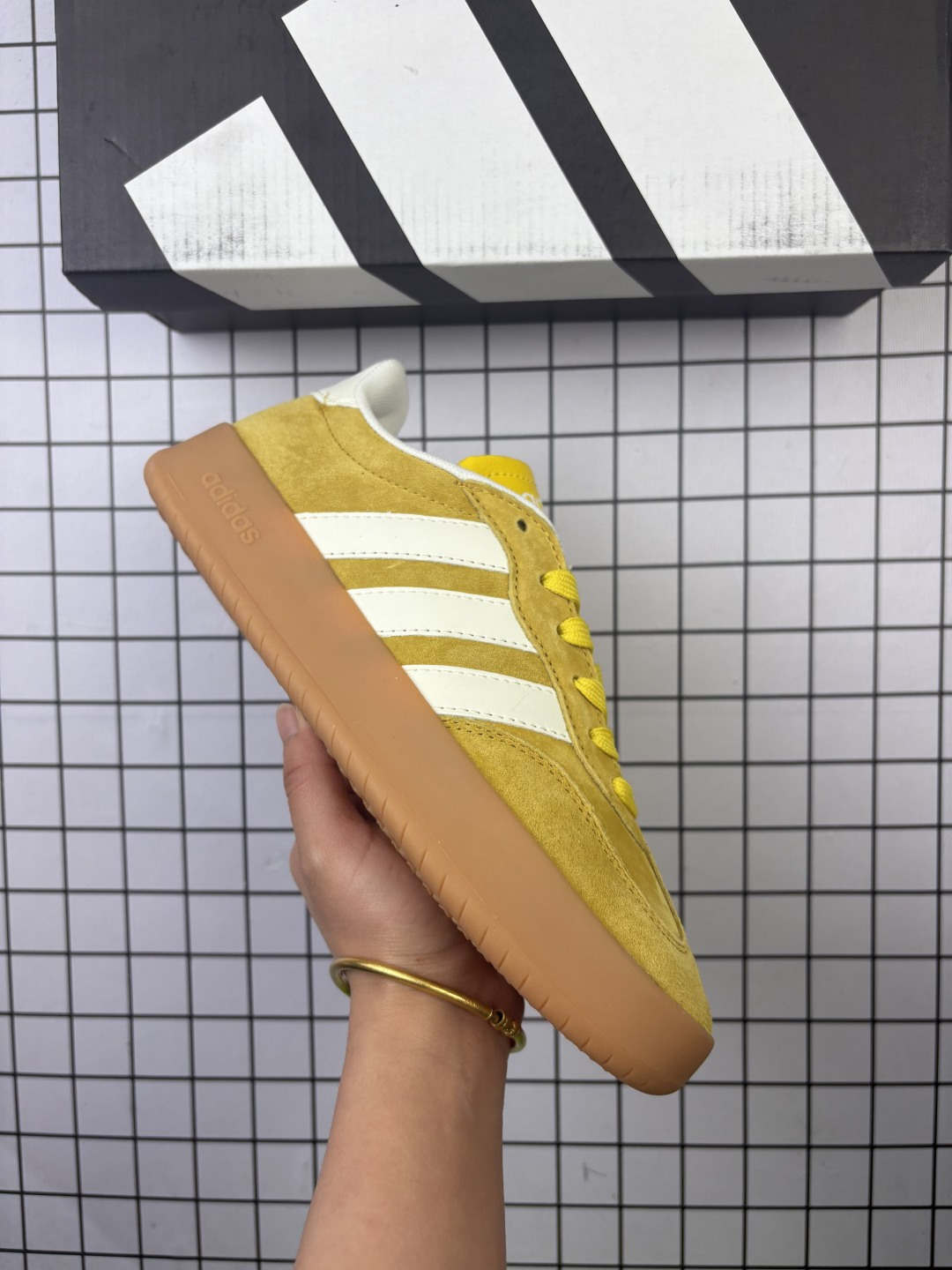 🈴💰100
✅阿迪达斯 ADIDAS BARREDA 考拉派对 复古休闲 清新 舒适百搭 德训鞋 t字头 防滑耐磨 低帮 板鞋 男女同款运动鞋。鞋头加宽设计提升了穿着舒适度,长时间步行不易疲劳,搭配轻量化鞋底轻量化鞋底材质,行走时能感受到良好的回弹支撑。外观设计上主打简约百搭风格,配色丰富且男女通用,适合日常通勤、轻运动等多种场景。好适合春夏穿🌊磨毛鞋面就非常有质感,脚感很好!穿起来软乎乎🍞正常尺码就好~#硬控我的百搭好鞋 #打翻春日调色盘 #超百搭复古板鞋 #最常穿的鞋 #开春好鞋推荐
货号: JQ4237
尺码: 36-45
编码:230