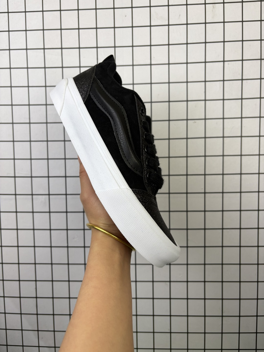 💰110 
万斯Vans Knu Skool “SUEDE YELLOW”柔软舒适 低帮 板鞋 男女同款 黑黄搭配两副鞋带，一副黑一副橘色。
Size:35～44
编码648