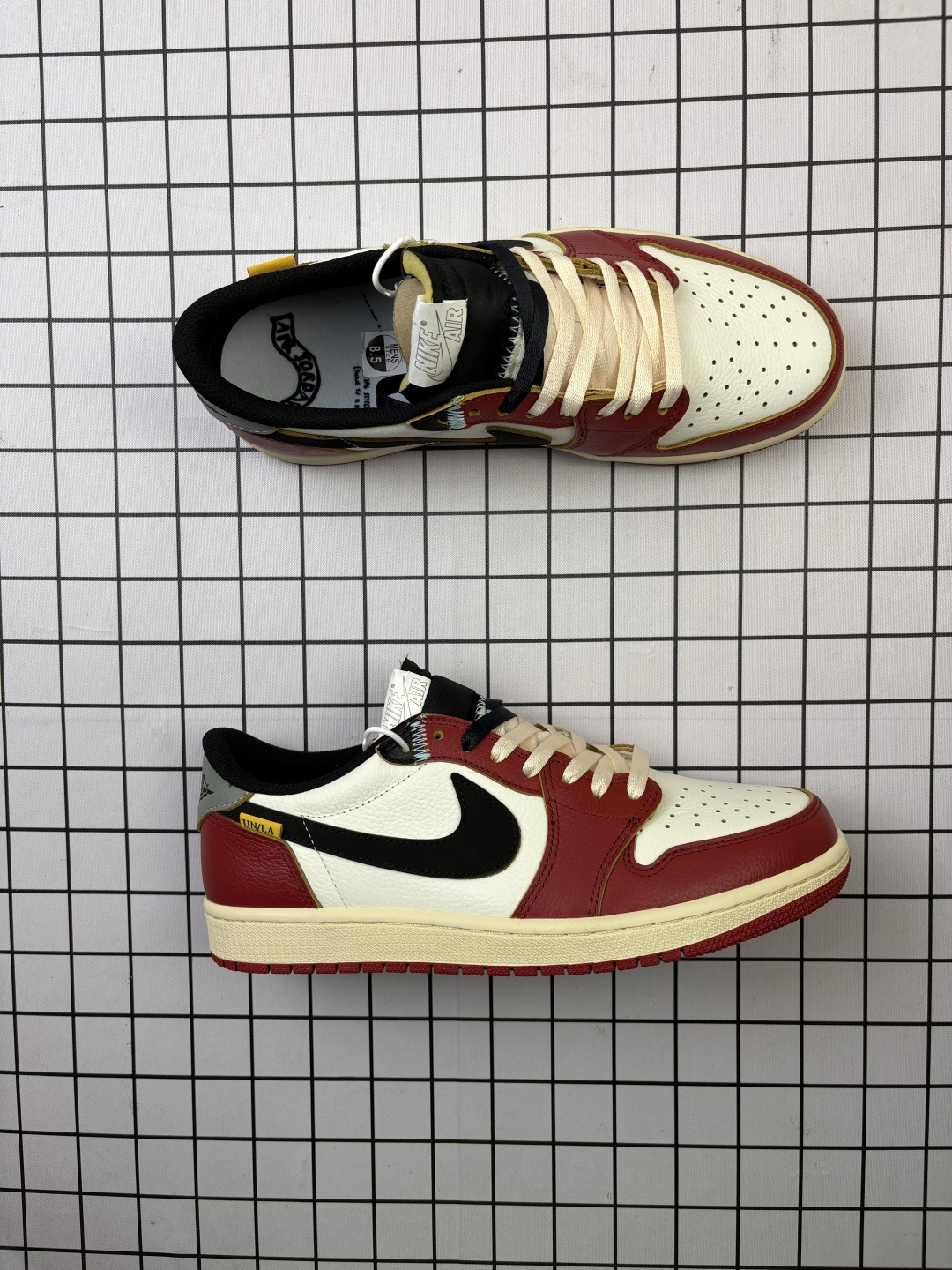 💰230 #新品上市实拍
Air Jordan 1 Low 低帮 蓝柠檬 AJ1 乔丹1代 aj1 乔1 低邦 蓝黄拼接 乔丹篮球鞋系列 鞋身采用蓝色皮革勾勒轮廓,明黄色注入后跟收尾,营造艳丽反差。白色鞋面与鞋身两侧黑色Swoosh Logo延续经典的沉稳视觉,内衬同鞋舌上方的 Jumpman Logo则辅以鲜红点缀。整体既释放出难以抗拒的清爽活力,后跟Wingsx Logo采用黑色刺绣呈现,最后以白色中底搭配黑色橡胶外底完善设计收尾。HQ6998
编码719
36-47.5