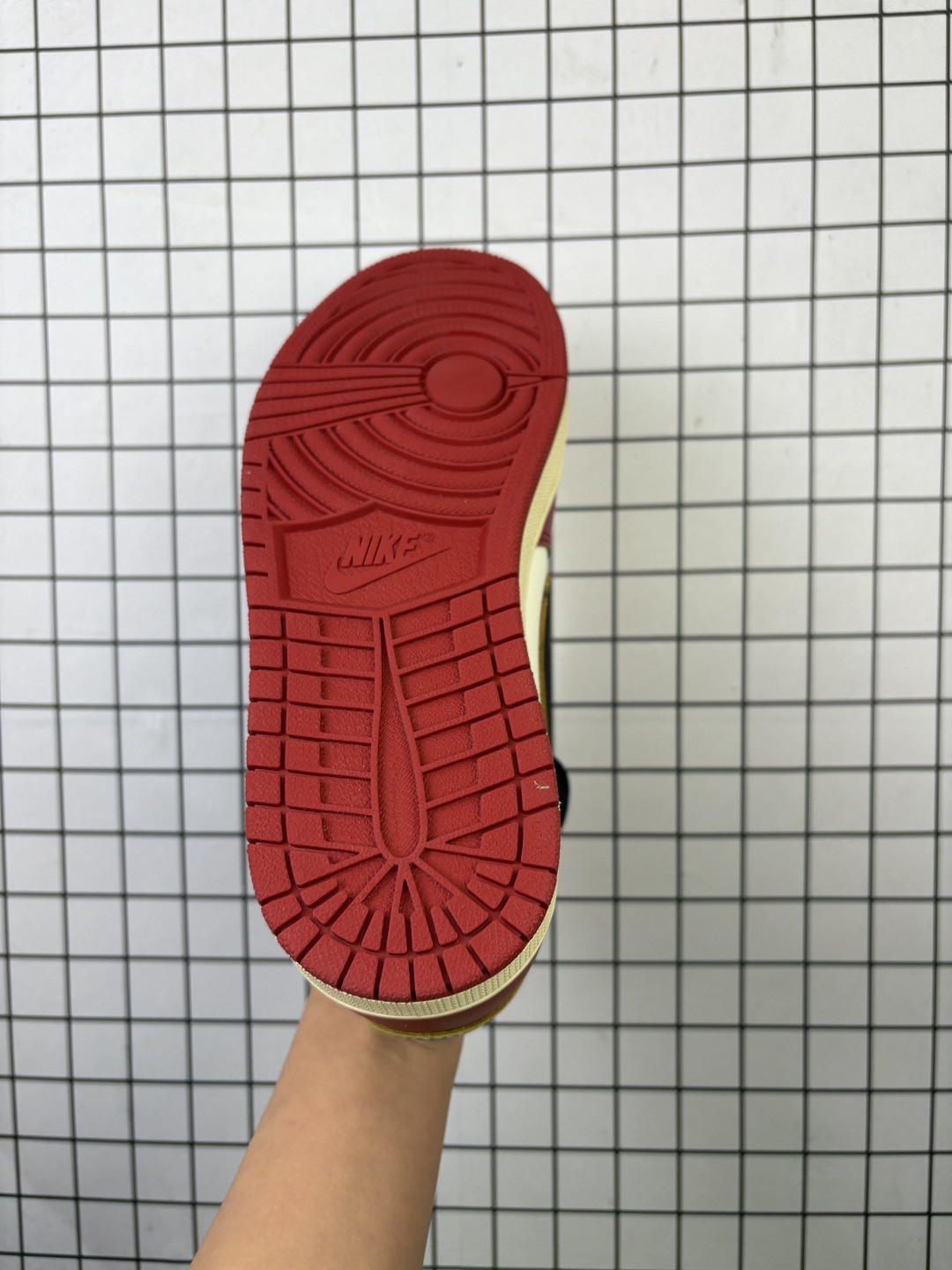 💰230 #新品上市实拍
Air Jordan 1 Low 低帮 蓝柠檬 AJ1 乔丹1代 aj1 乔1 低邦 蓝黄拼接 乔丹篮球鞋系列 鞋身采用蓝色皮革勾勒轮廓,明黄色注入后跟收尾,营造艳丽反差。白色鞋面与鞋身两侧黑色Swoosh Logo延续经典的沉稳视觉,内衬同鞋舌上方的 Jumpman Logo则辅以鲜红点缀。整体既释放出难以抗拒的清爽活力,后跟Wingsx Logo采用黑色刺绣呈现,最后以白色中底搭配黑色橡胶外底完善设计收尾。HQ6998
编码719
36-47.5