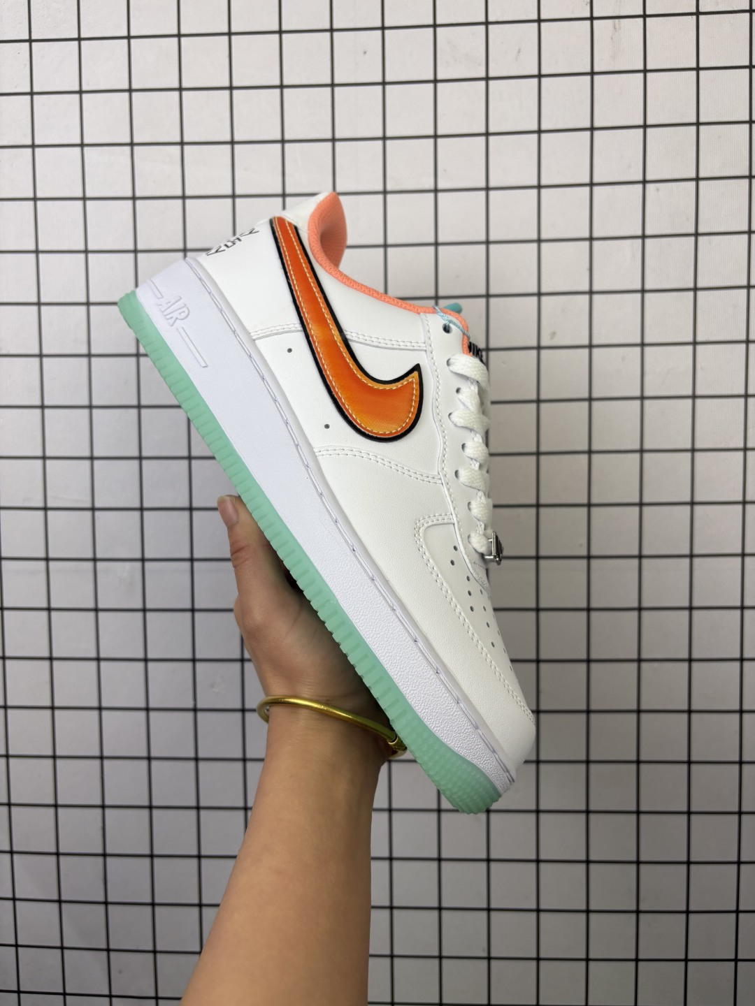 💰160
Nike/耐克 原楦原纸版数据开发版型,采用硬质荔枝纹牛剖革组合猪巴革鞋面材质,内置全掌Air Sole气垫❗创意定制, Nike Air Force 1’07 Low"TNF"空军一号经典低帮百搭休闲运动板鞋“ IH4962-100
类型:男女鞋
码数:36 36.5 37.5 38 38.5 39 40 40.5 41 42 42.5 43 44 45
编码719