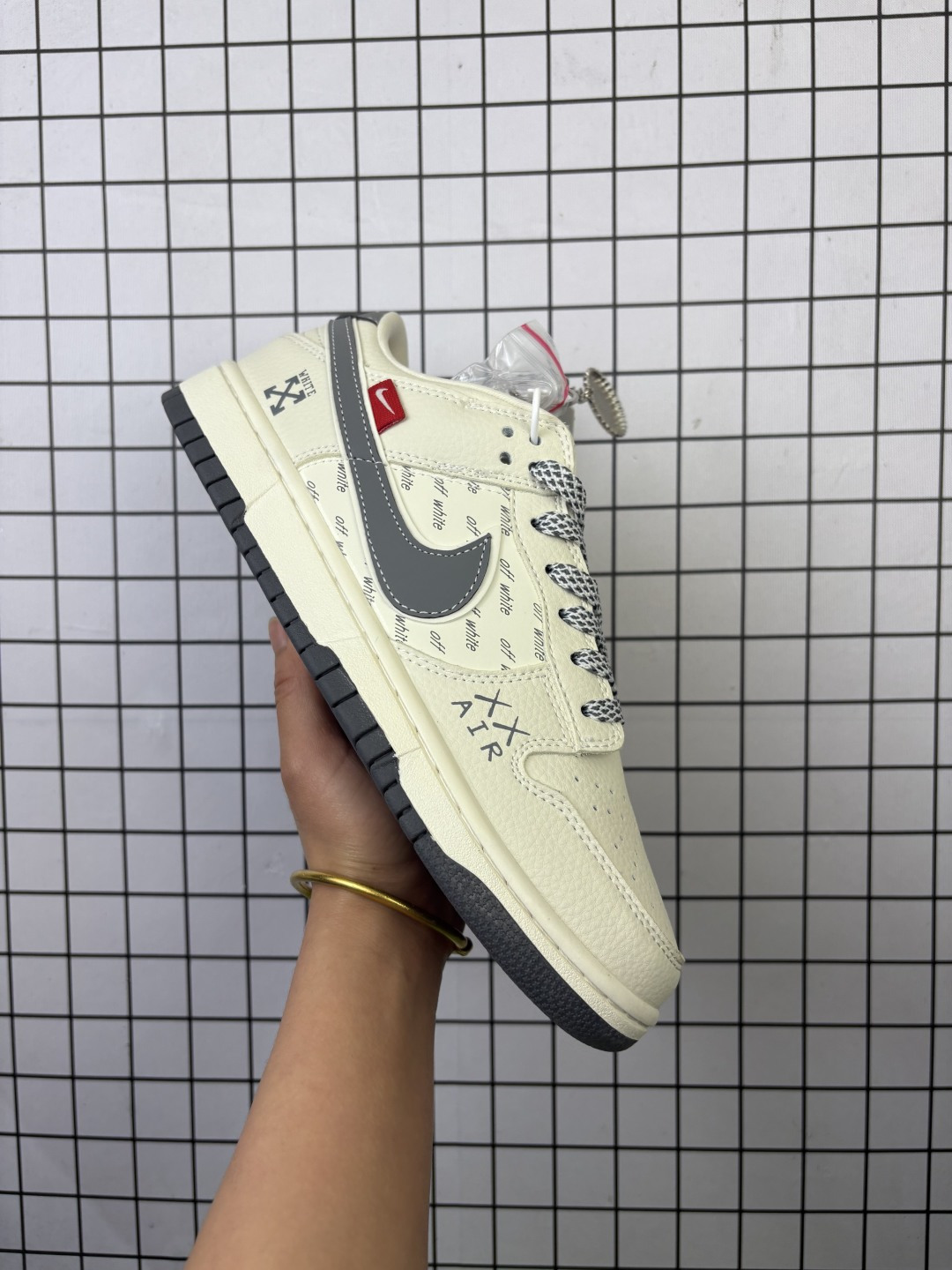 💰240
公司级✅Nike sb Dunk Low Retro ‘DIY高端定制’耐克 低帮休闲运动板鞋
原装头层材料 用料绝不含糊 独家版型蒸餾加工帶來的是更好的视觉和脚感体验 清洁度 电绣工艺 皮料切割干净无任何毛边 细节完美
货号:SR8888-005
尺码:36 36.5 37.5 38 38.5 39 40 40.5 41 42 42.5 43 44 45
编码719