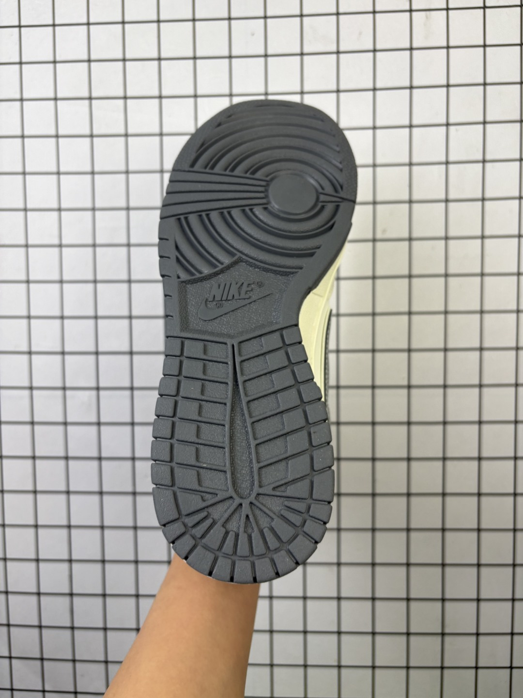 💰240
公司级✅Nike sb Dunk Low Retro ‘DIY高端定制’耐克 低帮休闲运动板鞋
原装头层材料 用料绝不含糊 独家版型蒸餾加工帶來的是更好的视觉和脚感体验 清洁度 电绣工艺 皮料切割干净无任何毛边 细节完美
货号:SR8888-005
尺码:36 36.5 37.5 38 38.5 39 40 40.5 41 42 42.5 43 44 45
编码719