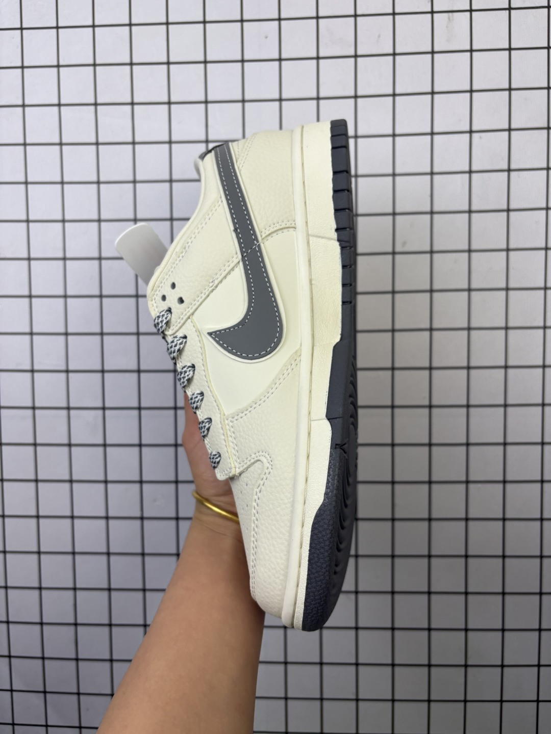 💰240
公司级✅Nike sb Dunk Low Retro ‘DIY高端定制’耐克 低帮休闲运动板鞋
原装头层材料 用料绝不含糊 独家版型蒸餾加工帶來的是更好的视觉和脚感体验 清洁度 电绣工艺 皮料切割干净无任何毛边 细节完美
货号:SR8888-005
尺码:36 36.5 37.5 38 38.5 39 40 40.5 41 42 42.5 43 44 45
编码719