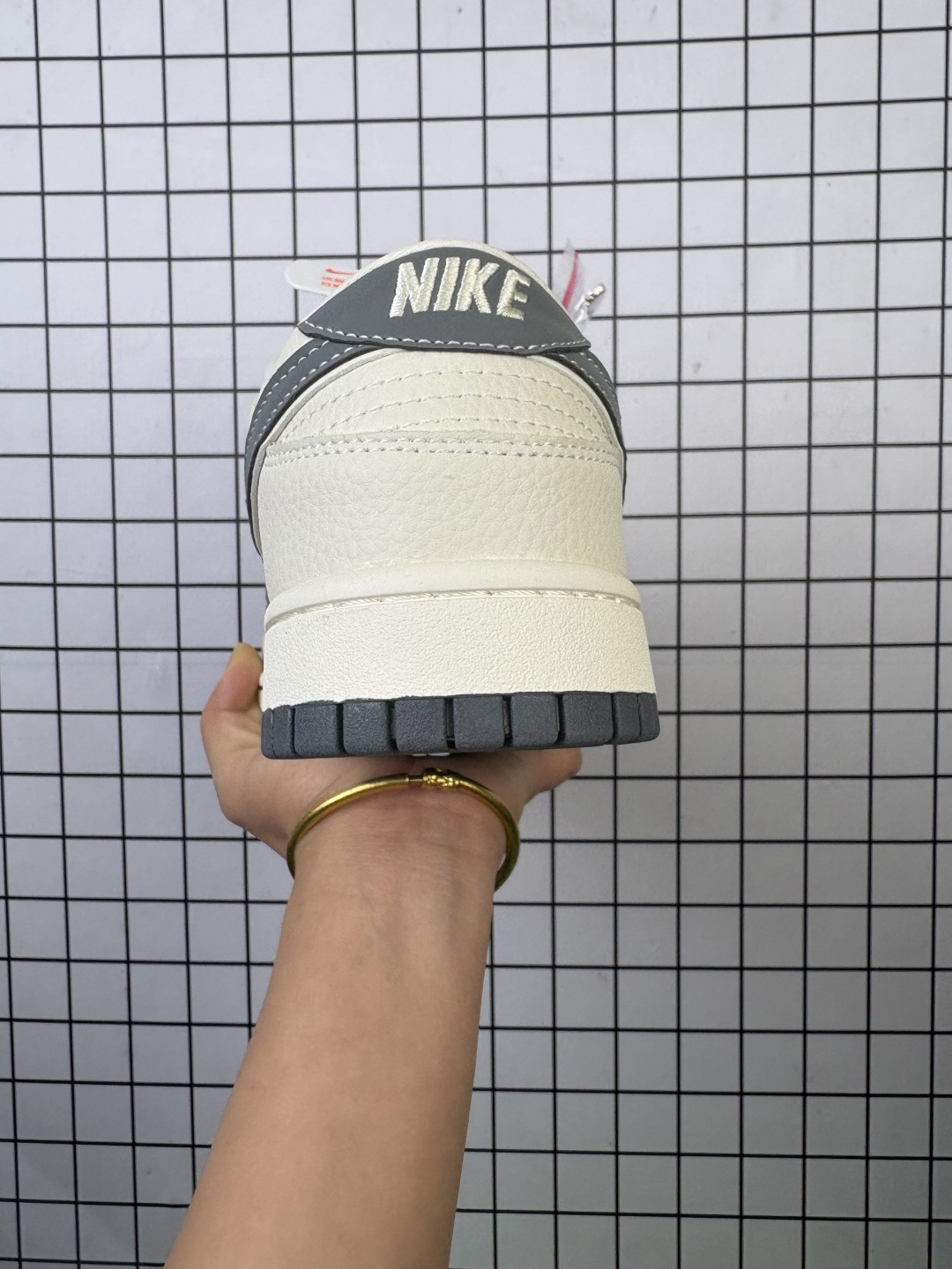 💰240
公司级✅Nike sb Dunk Low Retro ‘DIY高端定制’耐克 低帮休闲运动板鞋
原装头层材料 用料绝不含糊 独家版型蒸餾加工帶來的是更好的视觉和脚感体验 清洁度 电绣工艺 皮料切割干净无任何毛边 细节完美
货号:SR8888-005
尺码:36 36.5 37.5 38 38.5 39 40 40.5 41 42 42.5 43 44 45
编码719