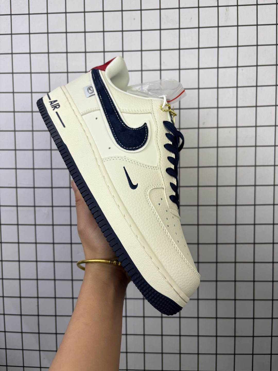 💰220
公司级✅NIKE AIR FORCE 1‘07
原楦头原纸板 打造纯正低帮空军版型
专注外贸渠道 全掌内置蜂窝气垫 
原盒配件 原厂中底钢印、拉帮完美 
货号:DD1982-326
Size:36 36.5 37.5 38 38.5 39 40 40.5 41 42 42.5 43 44 45 
编码719