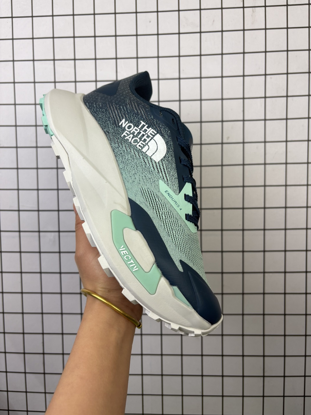 🈴💰140
The North Face/北面/乐斯菲斯 原楦型开发纸版，采用防撕裂网织布鞋面材质，内里使用轻质舒适EVA蜂巢鞋垫，中底XtraFoam柔软泡沫材质组合EXTS抓地耐磨锯齿大底❗户外轻旅者鞋履,著名户外品牌-北面/The North Face VECTIV Taraval Street系列低帮拉力越野户外休闲运动慢跑鞋 

类型：男鞋
码数：39 40 41 42 43 44 45
编码：699