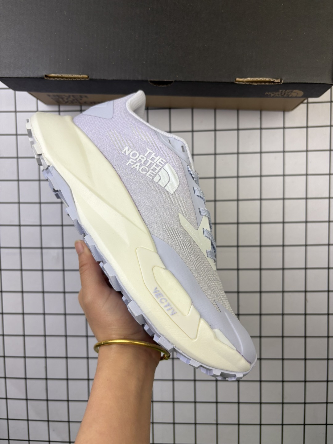 🈴💰140
The North Face/北面/乐斯菲斯 原楦型开发纸版,采用防撕裂网织布鞋面材质,内里使用轻质舒适EVA蜂巢鞋垫,中底XtraFoam柔软泡沫材质组合EXTS抓地耐磨锯齿大底❗户外轻旅者鞋履,著名户外品牌-北面/The North Face VECTIV Taraval Street系列低帮拉力越野户外休闲运动慢跑鞋
类型:男鞋
码数:39 40 41 42 43 44 45
编码:699