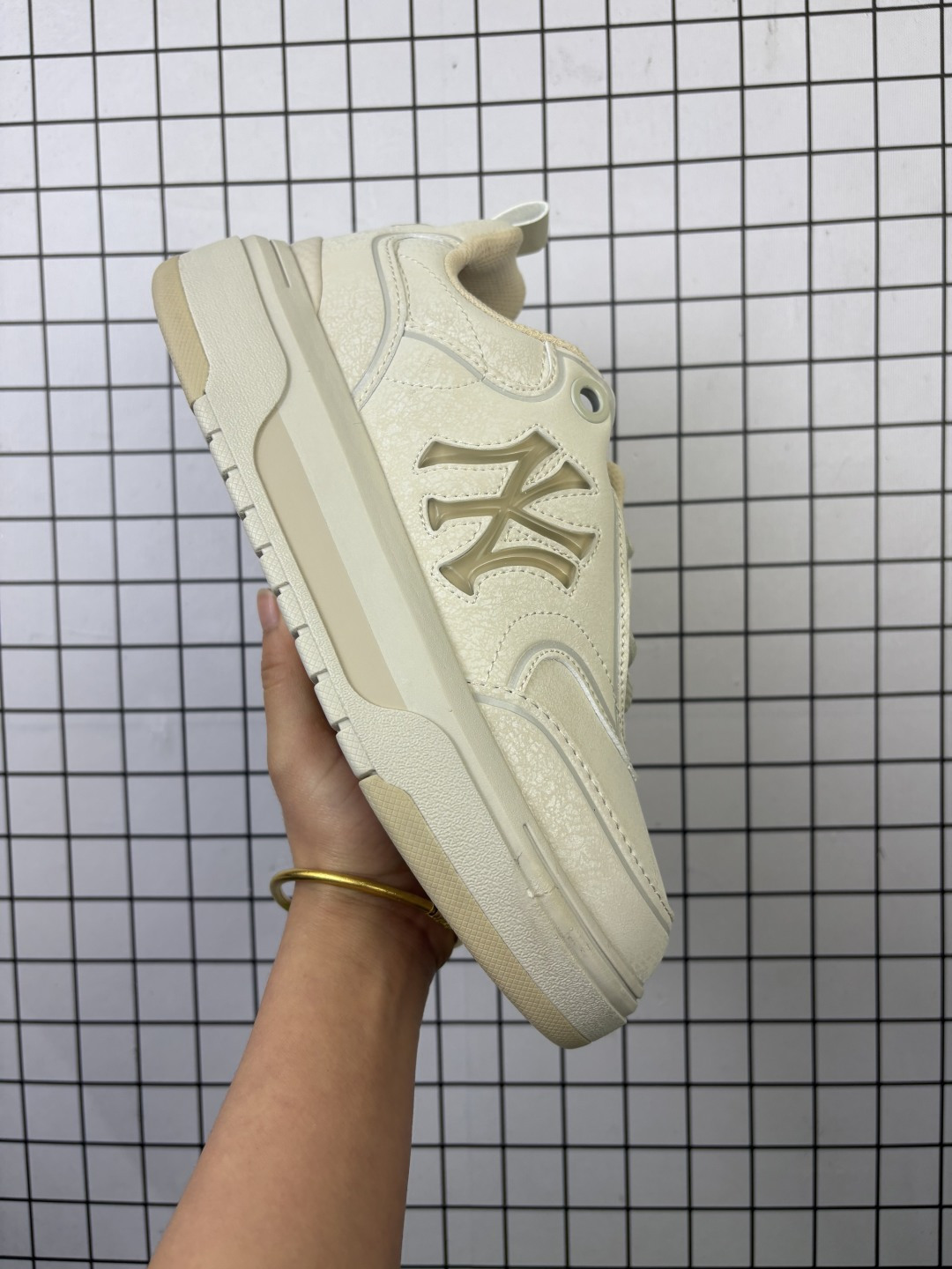 💰130
✅MLB CHUNKY LINER JELLY
复古印花老爹鞋
出游大胆穿 上镜C位密码
以复古基调书写千禧美学
融合现代机能元素风格重塑经典老爹鞋
厚底设计轻盈增高放肆游走 自由酷飒氛围感
官方货号: 3ASXCHV4N818
Size:35 36 36.5 37.5 38 38.5 39 40 40.5 41 42 42.5 43 44
编码699