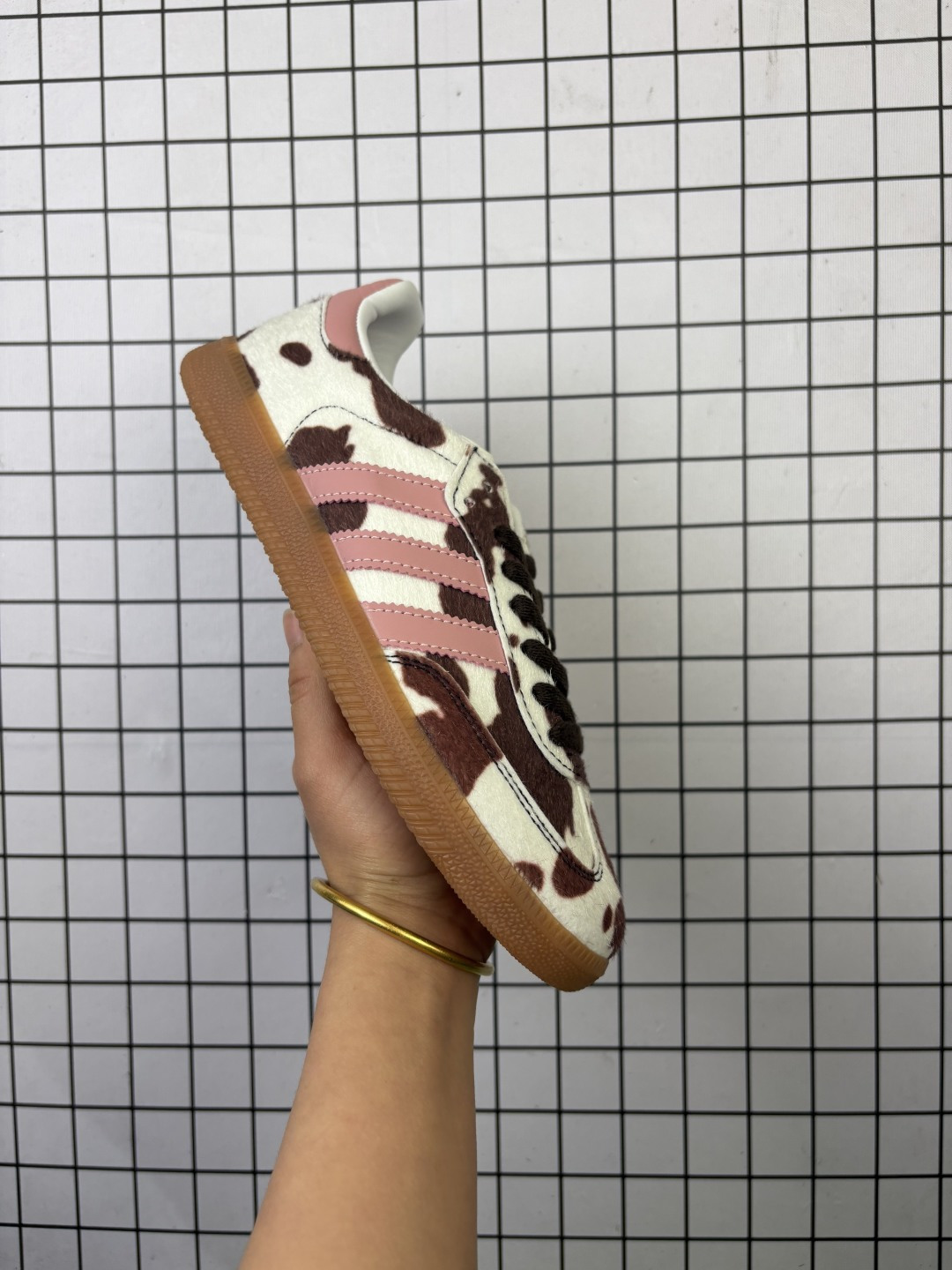 💰100
✅Adidas Originals Samba OG 阿迪达斯三叶草 桑巴舞系列绅士德训足球风百搭低帮休闲运动板鞋
货号:KK2239
尺码:35.5 36 36.5 37 38 38.5 39 40 40.5 41 42 42.5 43 44 45
编码698