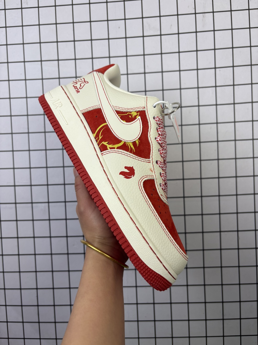 💰230
Nike/耐克 男女鞋真标半码制,原楦原纸版数据开发版型,采用固色猪巴革组合蛇纹牛剖革鞋面材质,内置全掌Air Sole气垫❗2026马年创意定制配色,耐克Nike Air Force 1’07 Low"Year of the Snake"空军一号经典低帮百搭休闲运动板鞋“ XL1979-133
类型:男女鞋
码数:36 36.5 37.5 38 38.5 39 40 40.5 41 42 42.5 43 44 45