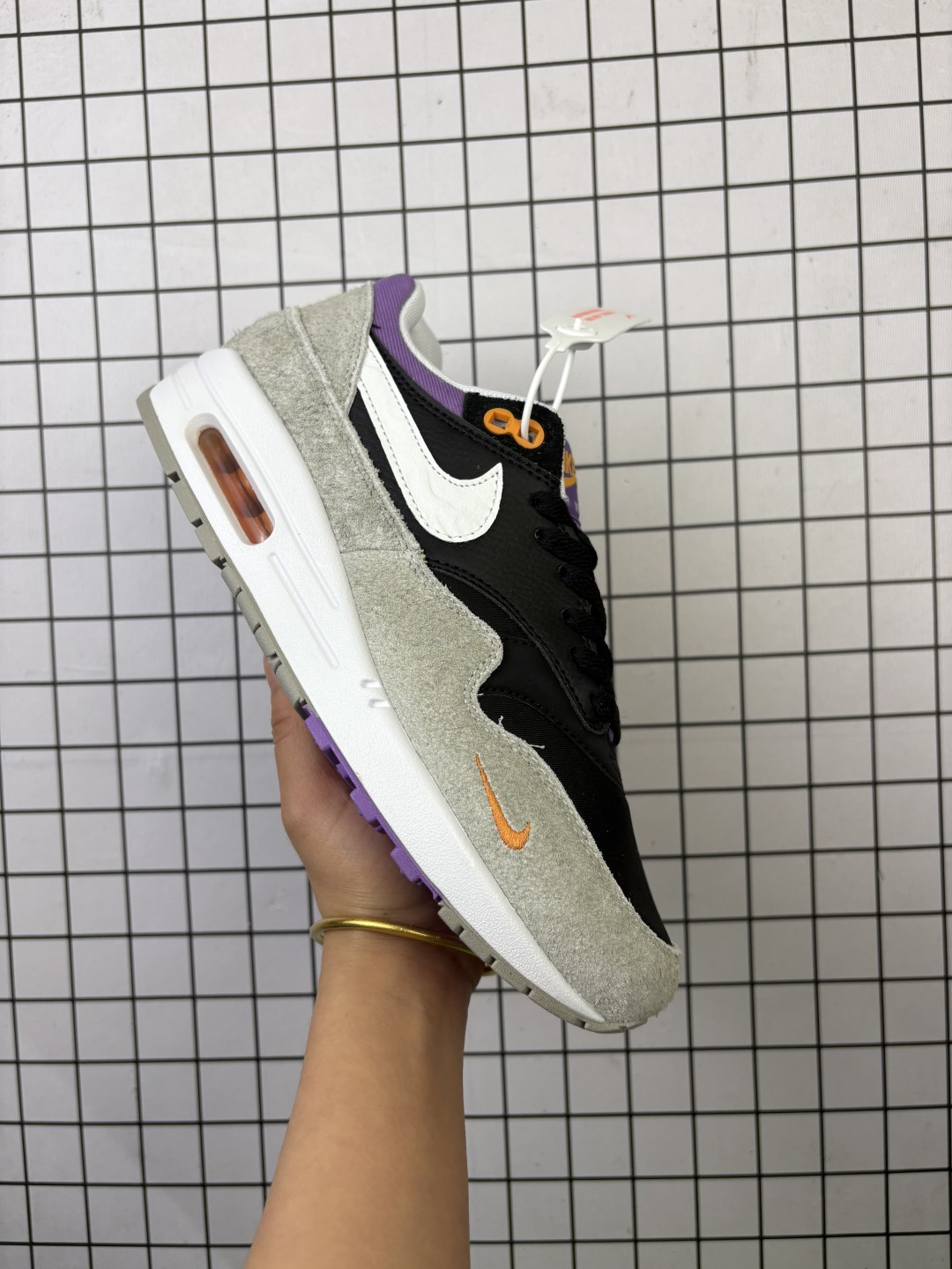 💰180
公司级✅NK Air Max 1 初代复古气垫慢跑鞋 HJ9292-070 由Tinker Hatfeld和Mark Parker在1987年设计 灵感来自于巴黎蓬皮杜中心 在参观了蓬皮杜中心之后提出了Air Max的标志性开窗可视气垫的理念 并将其实际开发成功 是NK史上第一双可视气垫跑鞋 凭借着Air Max气垫带来的舒适脚感和鞋面面料上的不断精进才使得Air Max 1在现如今都是复古慢跑鞋的首选 深厚的历史渊源 独特的流线形设计 极为复古的外观使得它深受鞋迷的喜爱 SIZE:36 36.5 37.5 38 38.5 39 40 40.5 41 42 42.5 43 44 44.5 45 46 47
编码57
编码57