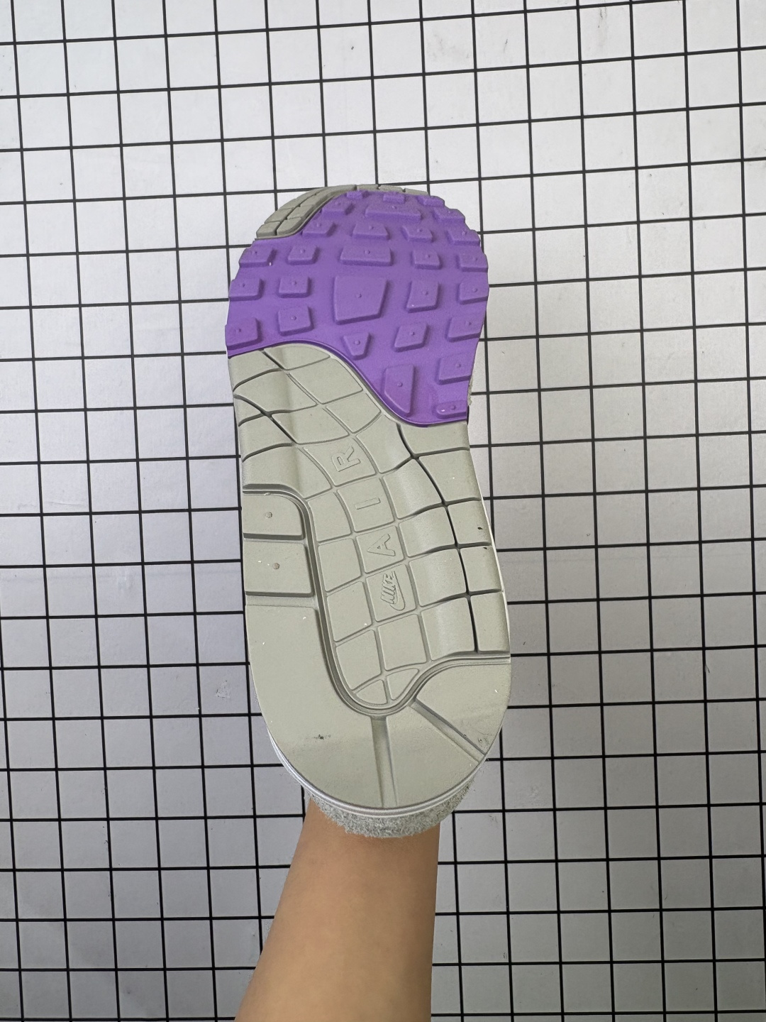 💰180
公司级✅NK Air Max 1 初代复古气垫慢跑鞋 HJ9292-070 由Tinker Hatfeld和Mark Parker在1987年设计 灵感来自于巴黎蓬皮杜中心 在参观了蓬皮杜中心之后提出了Air Max的标志性开窗可视气垫的理念 并将其实际开发成功 是NK史上第一双可视气垫跑鞋 凭借着Air Max气垫带来的舒适脚感和鞋面面料上的不断精进才使得Air Max 1在现如今都是复古慢跑鞋的首选 深厚的历史渊源 独特的流线形设计 极为复古的外观使得它深受鞋迷的喜爱 SIZE:36 36.5 37.5 38 38.5 39 40 40.5 41 42 42.5 43 44 44.5 45 46 47
编码57
编码57