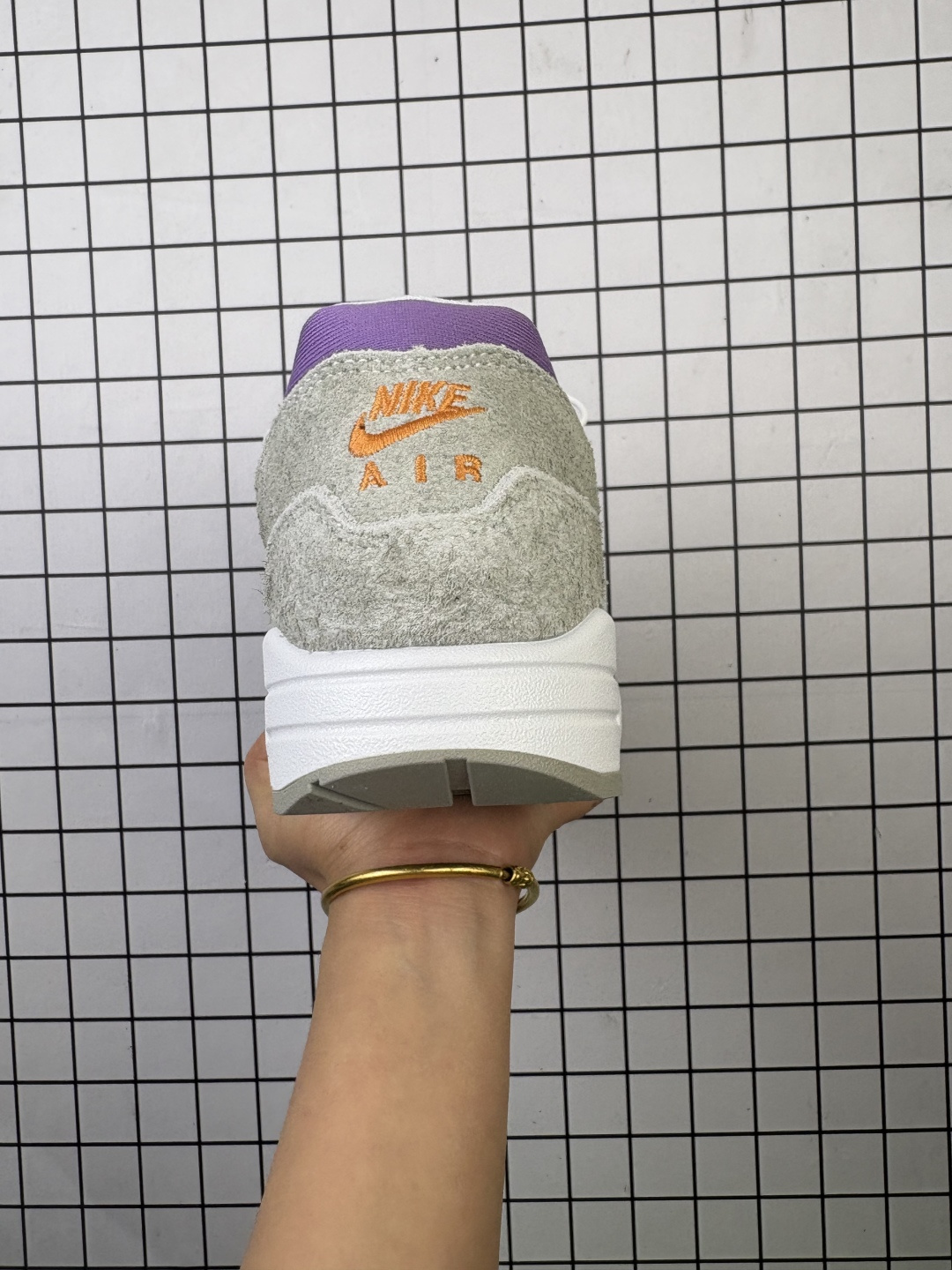 💰180
公司级✅NK Air Max 1 初代复古气垫慢跑鞋 HJ9292-070 由Tinker Hatfeld和Mark Parker在1987年设计 灵感来自于巴黎蓬皮杜中心 在参观了蓬皮杜中心之后提出了Air Max的标志性开窗可视气垫的理念 并将其实际开发成功 是NK史上第一双可视气垫跑鞋 凭借着Air Max气垫带来的舒适脚感和鞋面面料上的不断精进才使得Air Max 1在现如今都是复古慢跑鞋的首选 深厚的历史渊源 独特的流线形设计 极为复古的外观使得它深受鞋迷的喜爱 SIZE:36 36.5 37.5 38 38.5 39 40 40.5 41 42 42.5 43 44 44.5 45 46 47
编码57
编码57