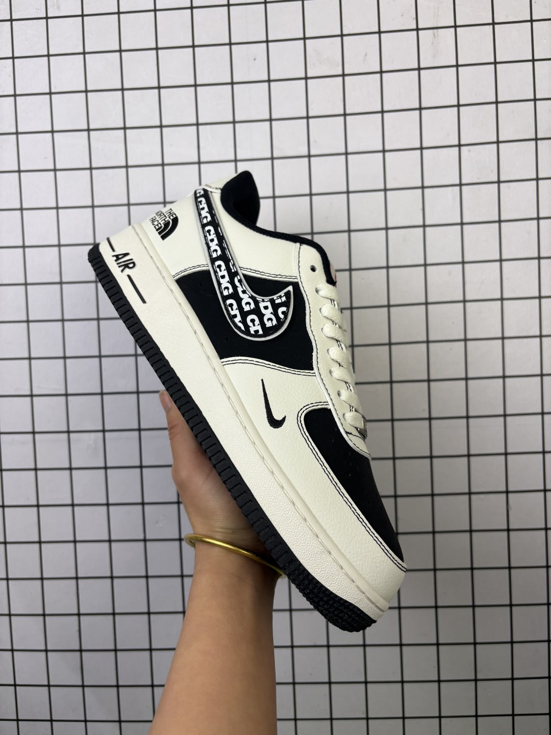 💰100
特价公司级✅NIKE AIR FORCE 1‘07
原楦头原纸板 打造纯正低帮空军版型
专注外贸渠道 全掌内置蜂窝气垫 
原盒配件 原厂中底钢印、拉帮完美 
货号:KY8899-110
Size:36 36.5 37.5 38 38.5 39 40 40.5 41 42 42.5 43 44 45