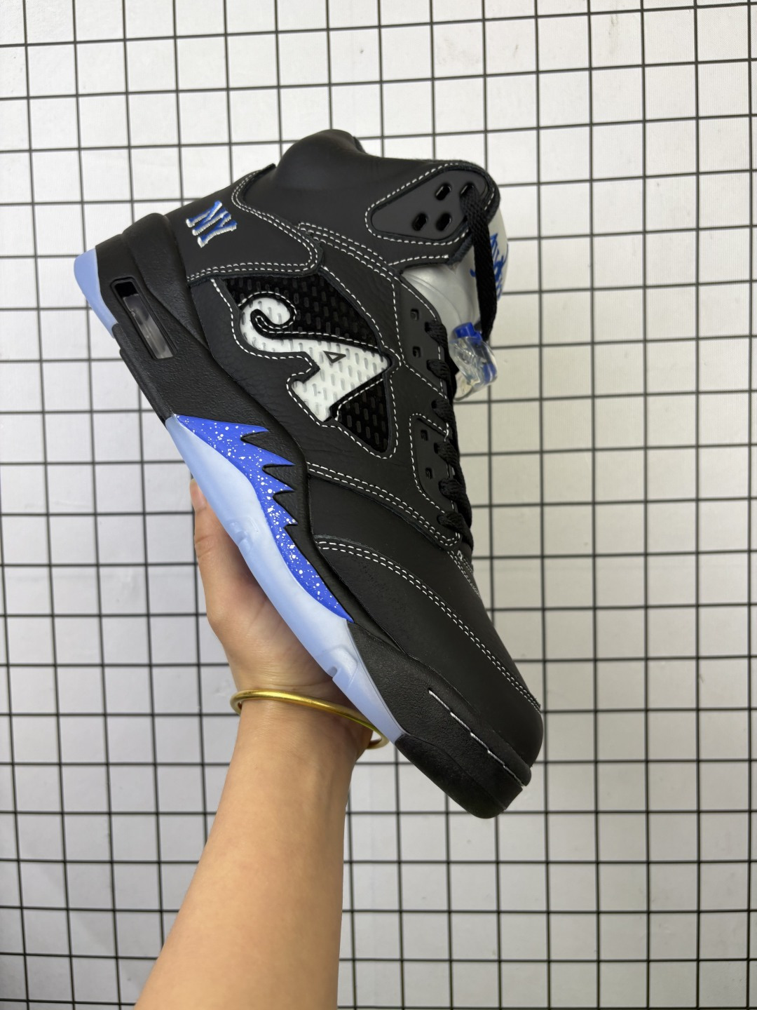 💰350
Nike Air Jordan 5 Retro High迈克尔 乔丹 AJ5 高帮 减震防滑篮球鞋
原楦原纸板 原厂材料开发 细节把控到位 主供外贸客户 打造完美鞋型 纸板中底 钢印
完美版型 皮料自行品鉴 区别市面各种”伪纯原“
货号:DV4982
尺码 36-47
编码:旭