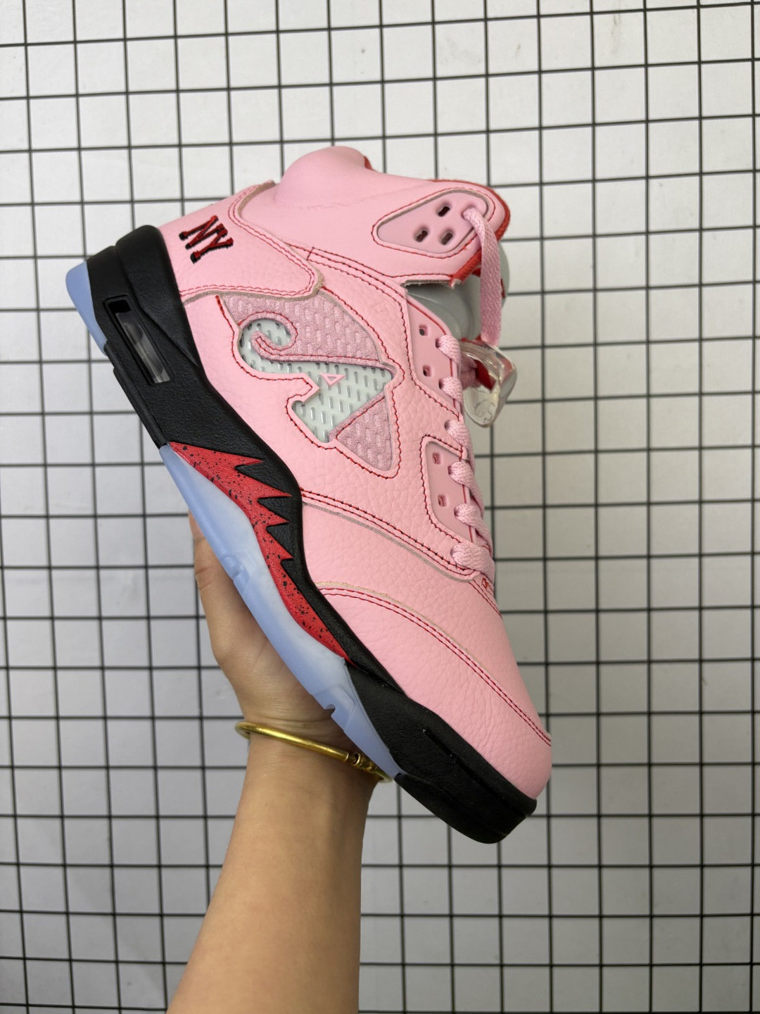 💰350
Nike Air Jordan 5 Retro High迈克尔 乔丹 AJ5 高帮 减震防滑篮球鞋
原楦原纸板 原厂材料开发 细节把控到位 主供外贸客户 打造完美鞋型 纸板中底 钢印
完美版型 皮料自行品鉴 区别市面各种”伪纯原“
货号:DV4982
尺码 36-47
编码:旭
