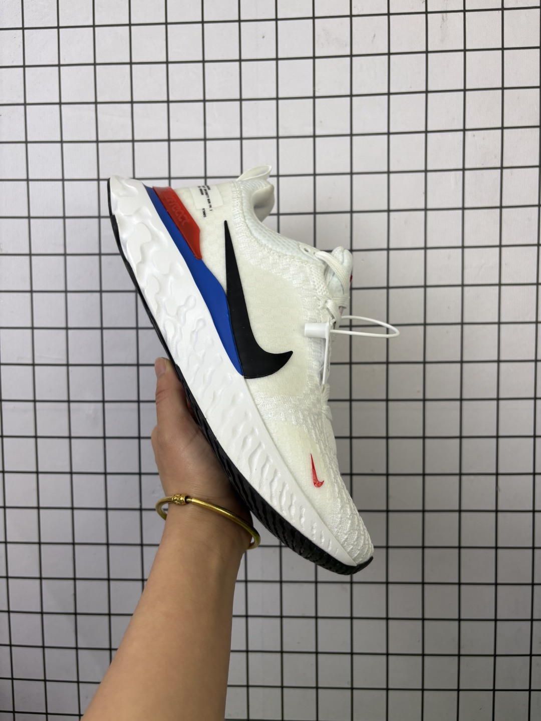 💰115
Nike/耐克 男女鞋真标半码制,原楦原纸版开发数据,采用 FLYKNIT 针织鞋面材质,搭载瑞亚React轻盈泡棉缓震科技中底,外置防滑耐磨橡胶大底❗️耐克Nike React Infinity Run Flyknit 3 Premium"Triple Black"瑞亚无限3代系列泡棉颗粒针织超轻量慢跑 FJ7068
类型:男鞋
码数:40 40.5 41 42 42.5 43 44 45
编码754